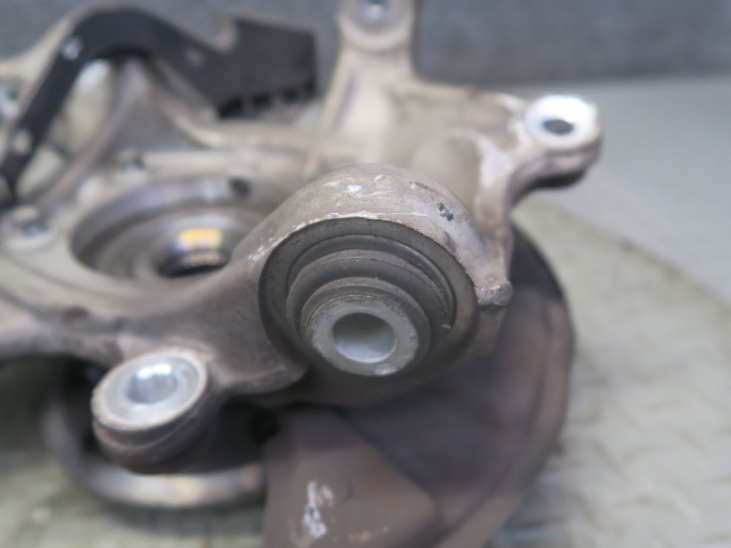 2012-2020 Mercedes R172 SLK SLC RWD Rear Left Side Spindle Knuckle Wheel Hub
