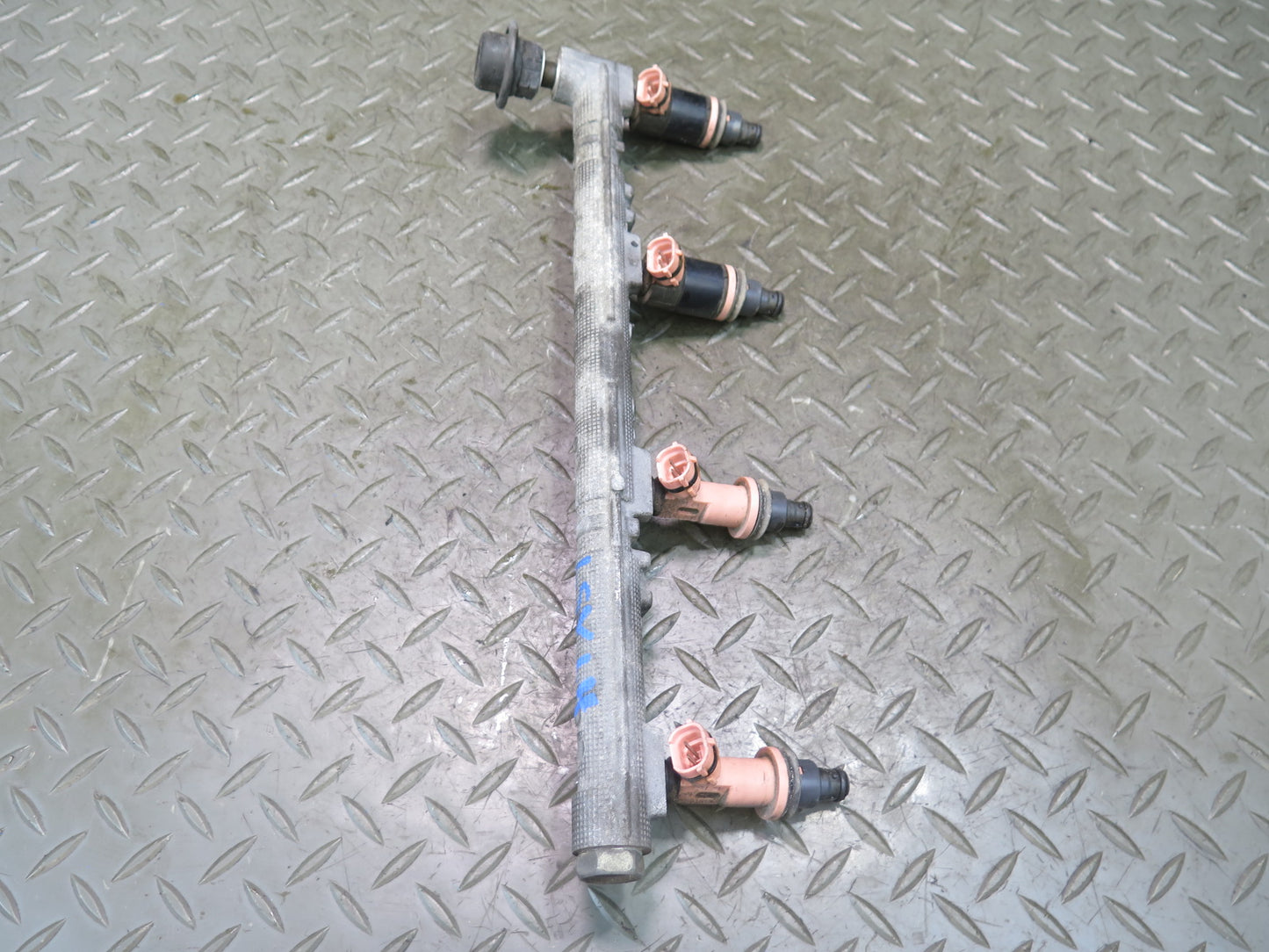 01-06 Lexus LS430 UCF30L Set of 2 Fuel Rail Injector Set Assembly OEM