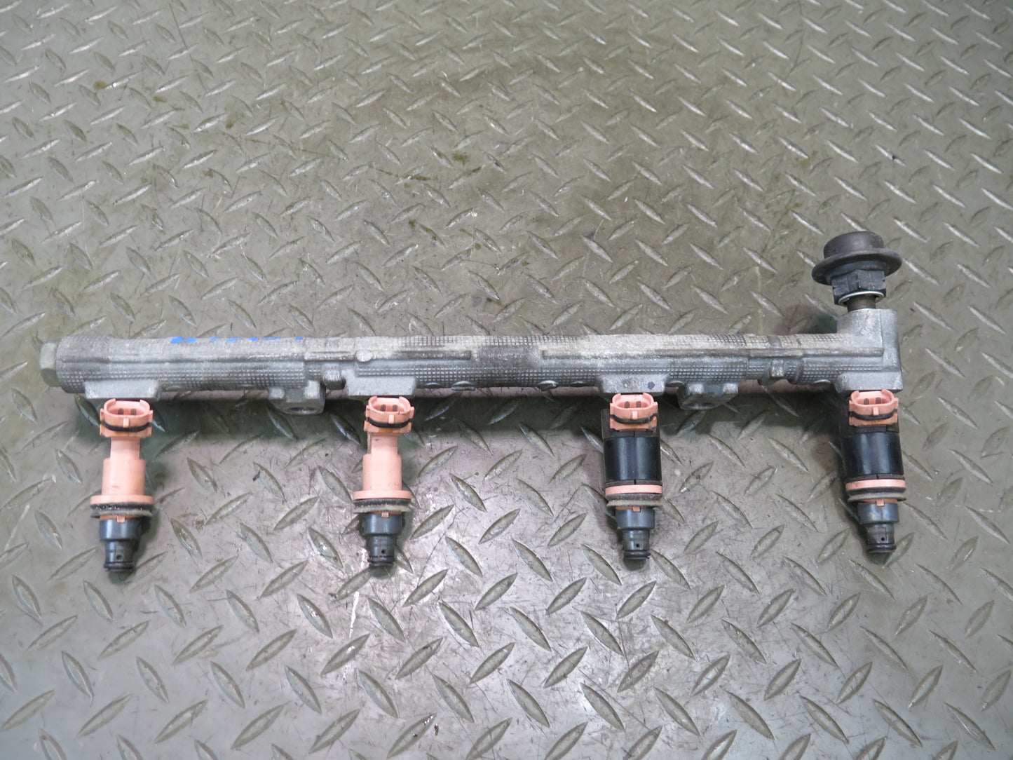 01-06 Lexus LS430 UCF30L Set of 2 Fuel Rail Injector Set Assembly OEM