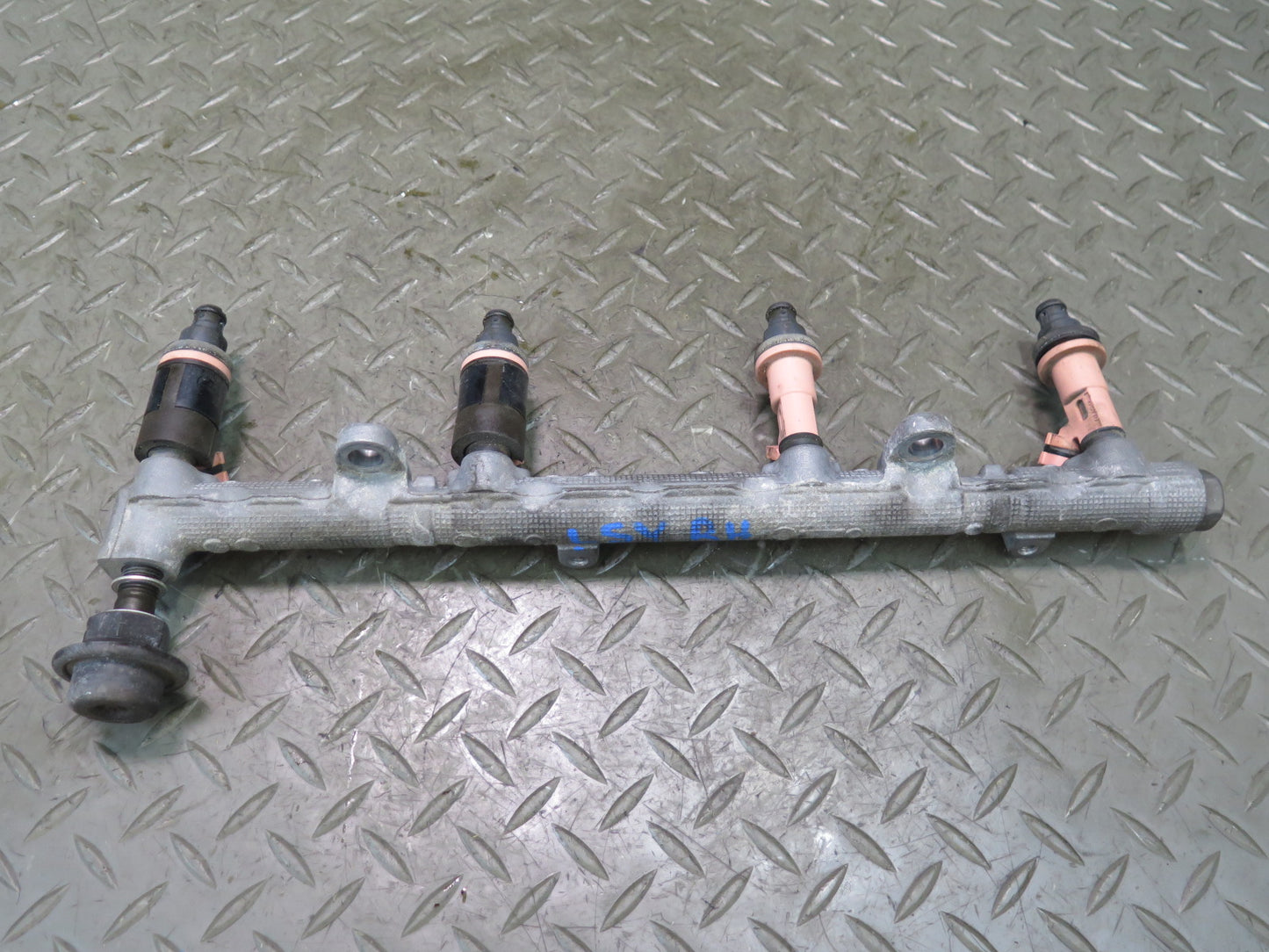 01-06 Lexus LS430 UCF30L Set of 2 Fuel Rail Injector Set Assembly OEM