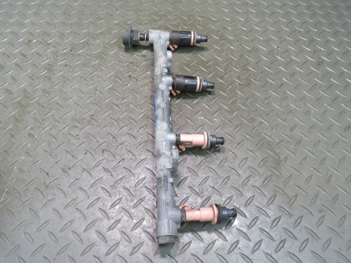 01-06 Lexus LS430 UCF30L Set of 2 Fuel Rail Injector Set Assembly OEM