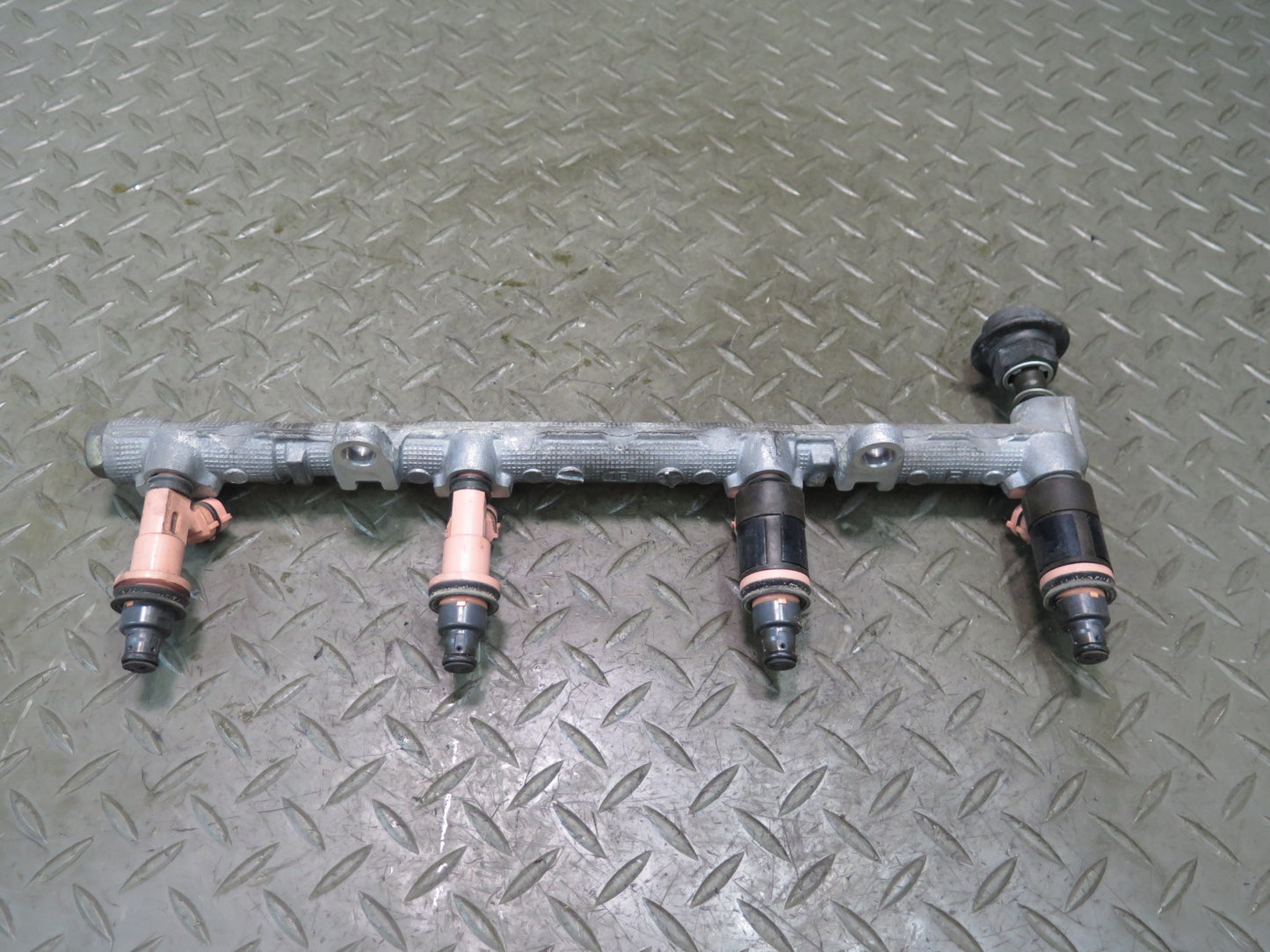 01-06 Lexus LS430 UCF30L Set of 2 Fuel Rail Injector Set Assembly OEM