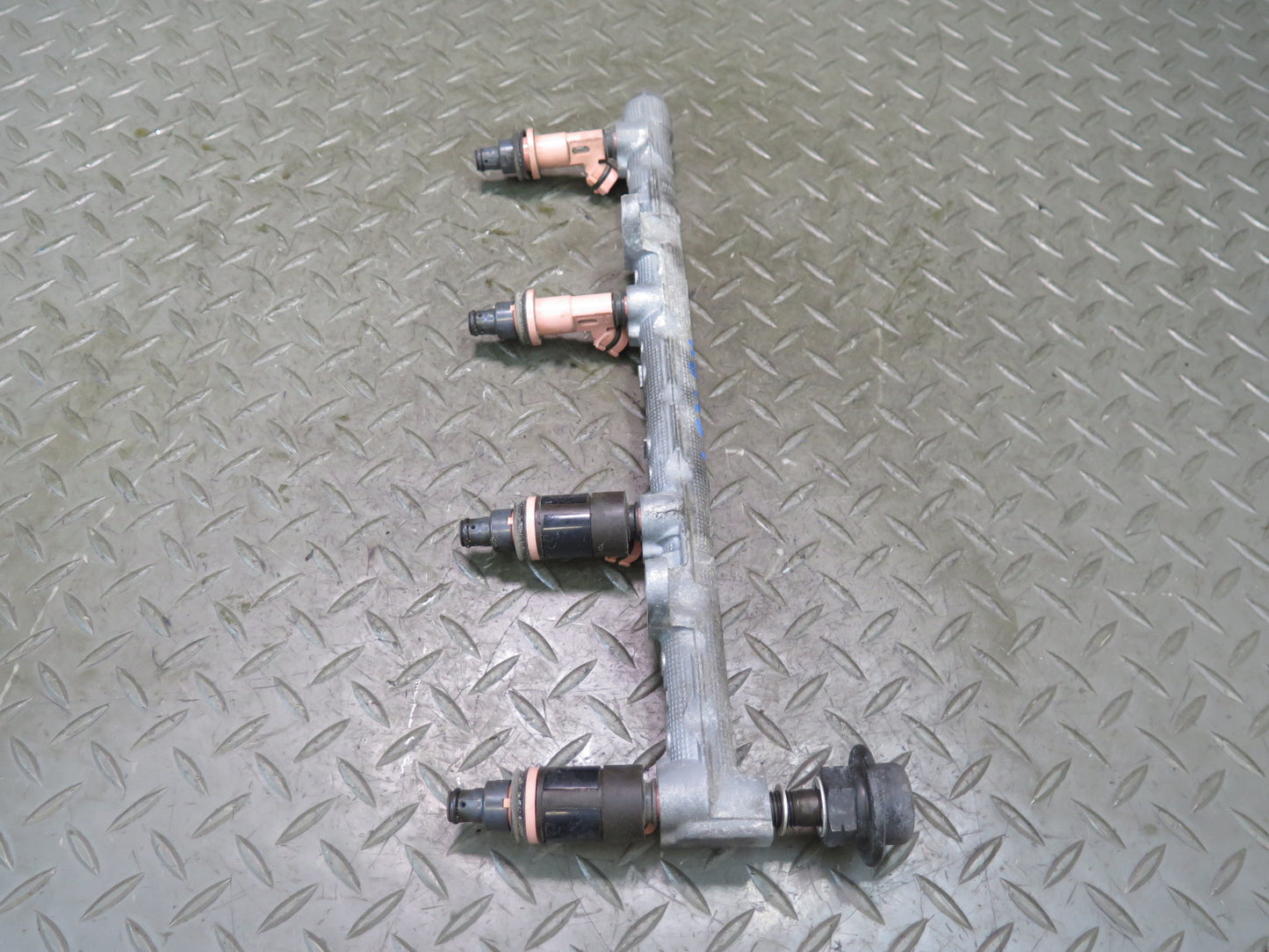 01-06 Lexus LS430 UCF30L Set of 2 Fuel Rail Injector Set Assembly OEM