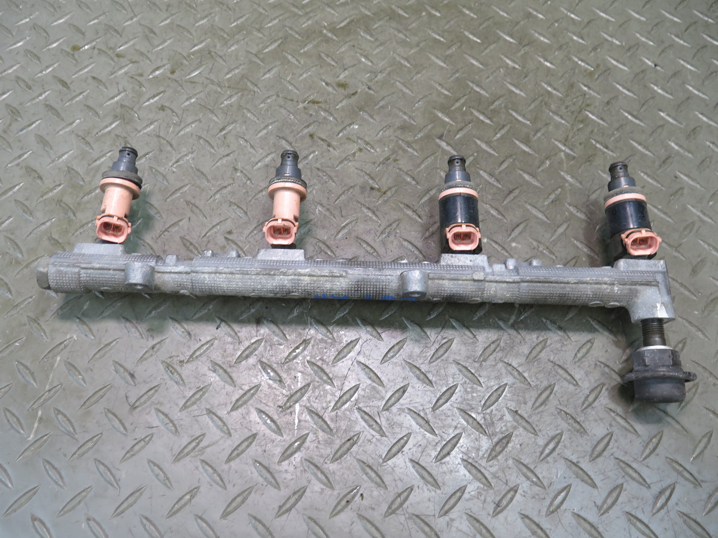 01-06 Lexus LS430 UCF30L Set of 2 Fuel Rail Injector Set Assembly OEM