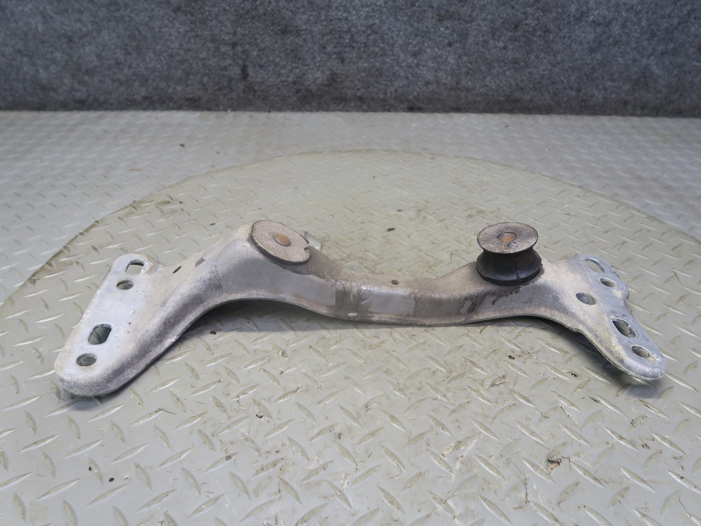 96-02 BMW E36/7 Z3 M/T Manual Transmission Crossmember Mount 1136498 OEM
