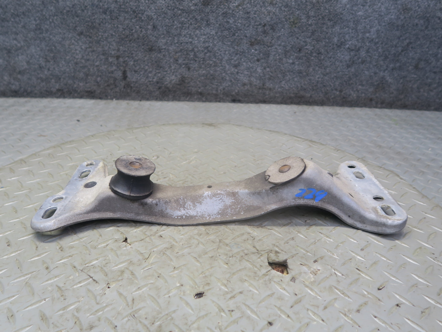 96-02 BMW E36/7 Z3 M/T Manual Transmission Crossmember Mount 1136498 OEM