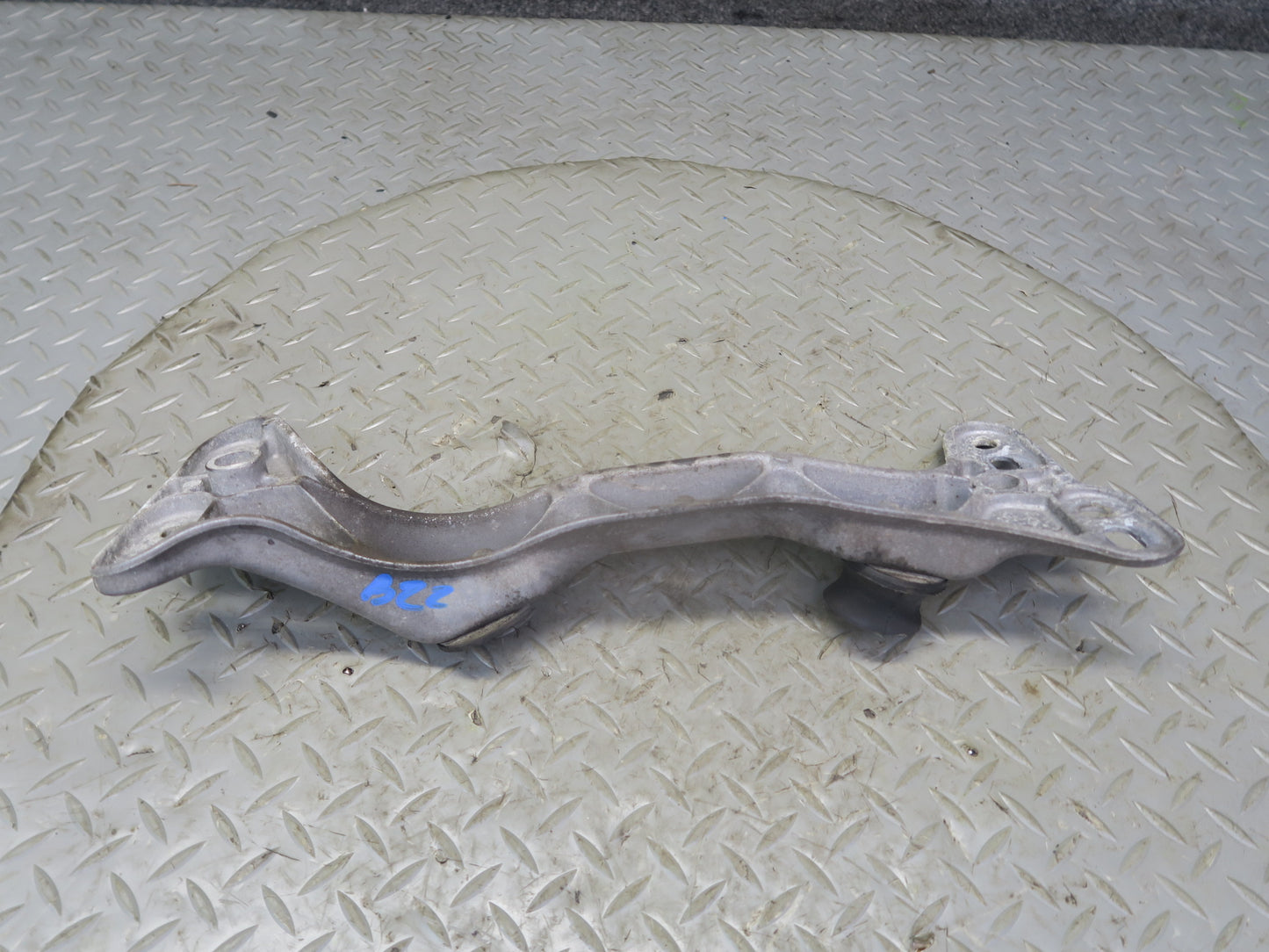 96-02 BMW E36/7 Z3 M/T Manual Transmission Crossmember Mount 1136498 OEM