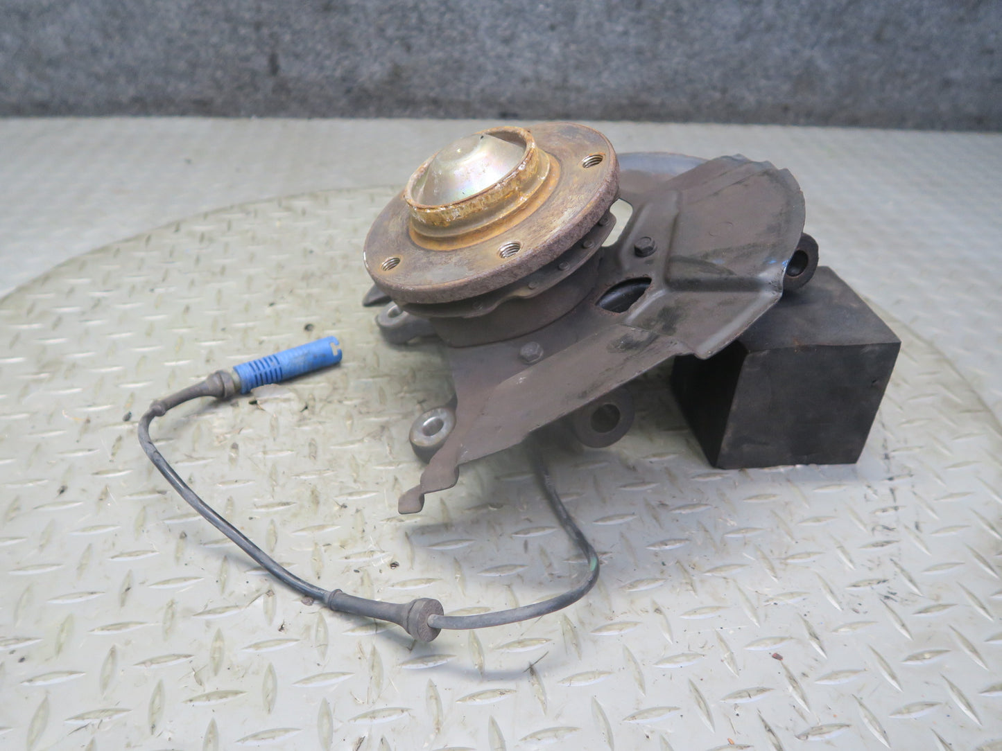 01-02 BMW E36/7 Z3 3.0L M54 Roadster Front Right Spindle Knuckle Wheel Hub OEM