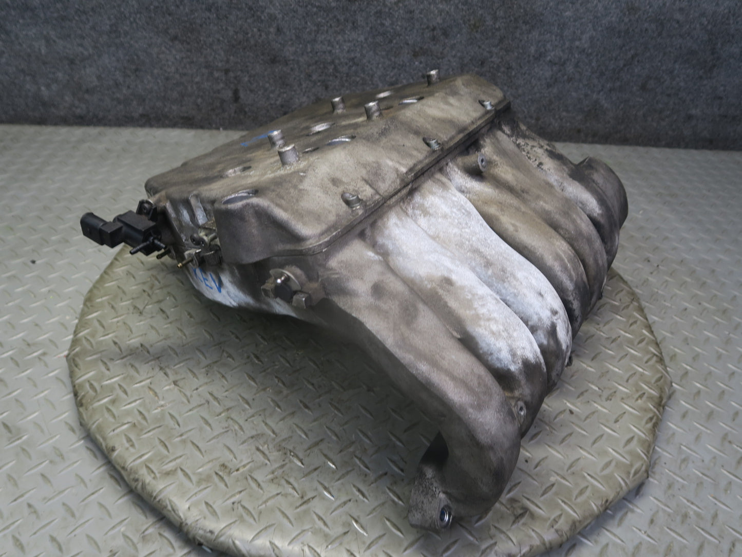 01-03 VW Eurovan T4 2.8L AXK Engine Intake Manifold 022133185E OEM