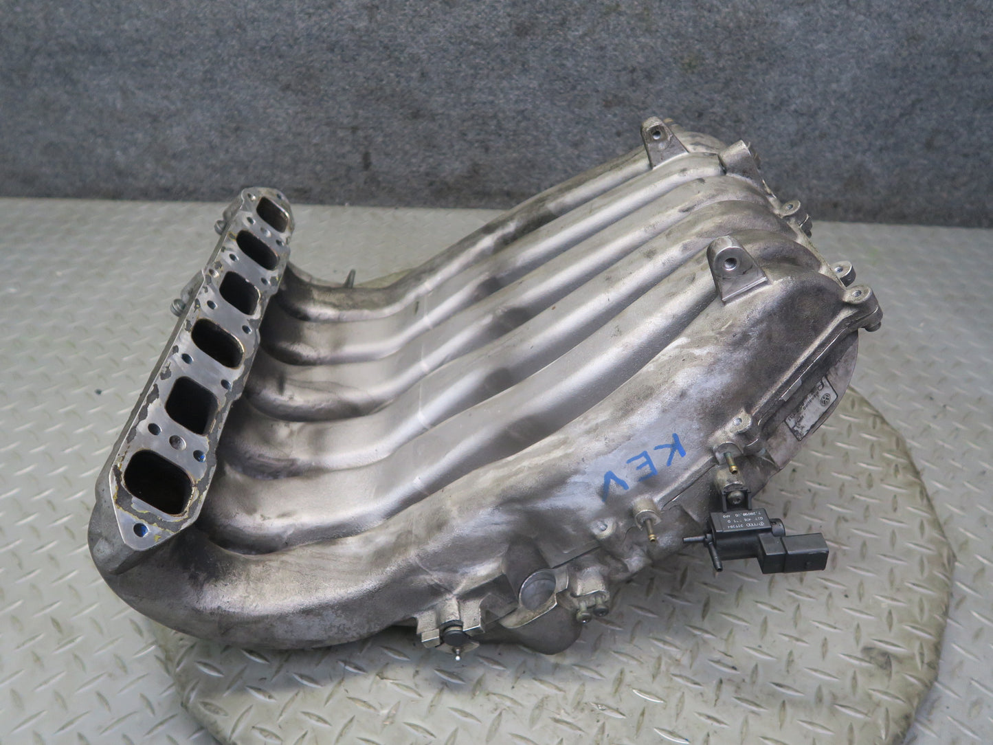 01-03 VW Eurovan T4 2.8L AXK Engine Intake Manifold 022133185E OEM