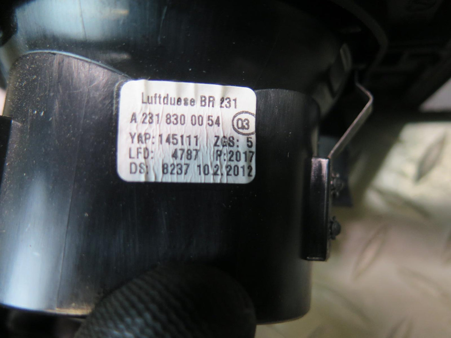 13-19 Mercedes R231 SL Dash Front Center A/C Air Vent Grille 2318300054 OEM