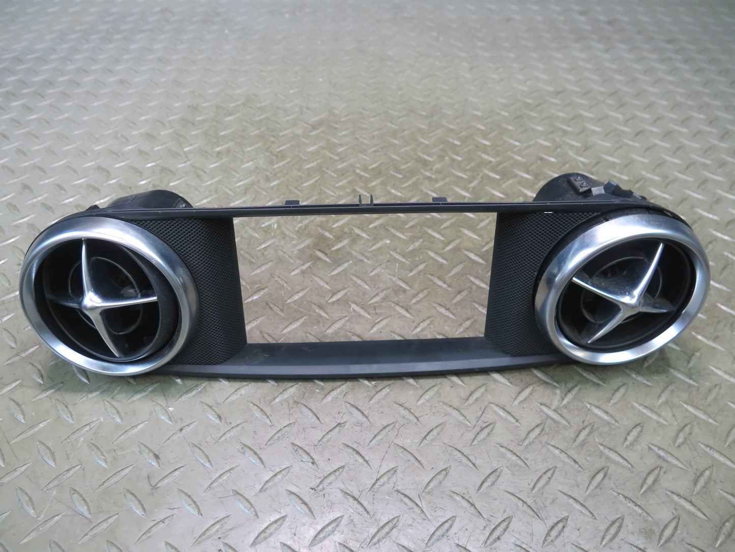 13-19 Mercedes R231 SL Dash Front Center A/C Air Vent Grille 2318300054 OEM