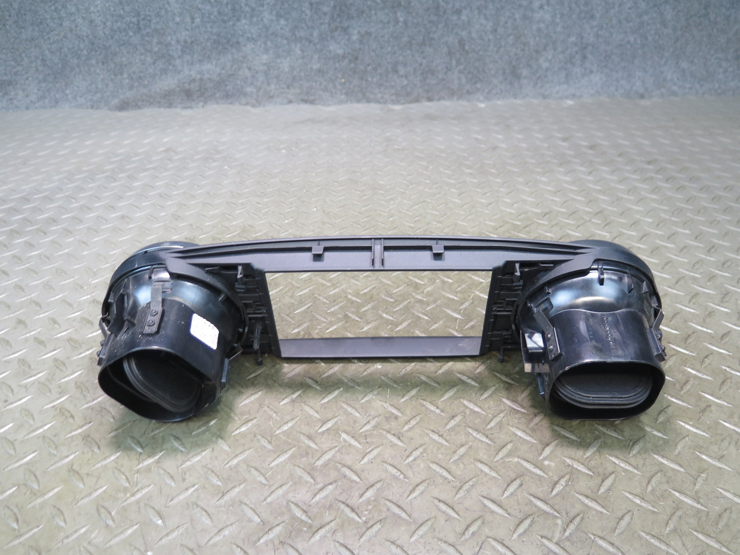 13-19 Mercedes R231 SL Dash Front Center A/C Air Vent Grille 2318300054 OEM