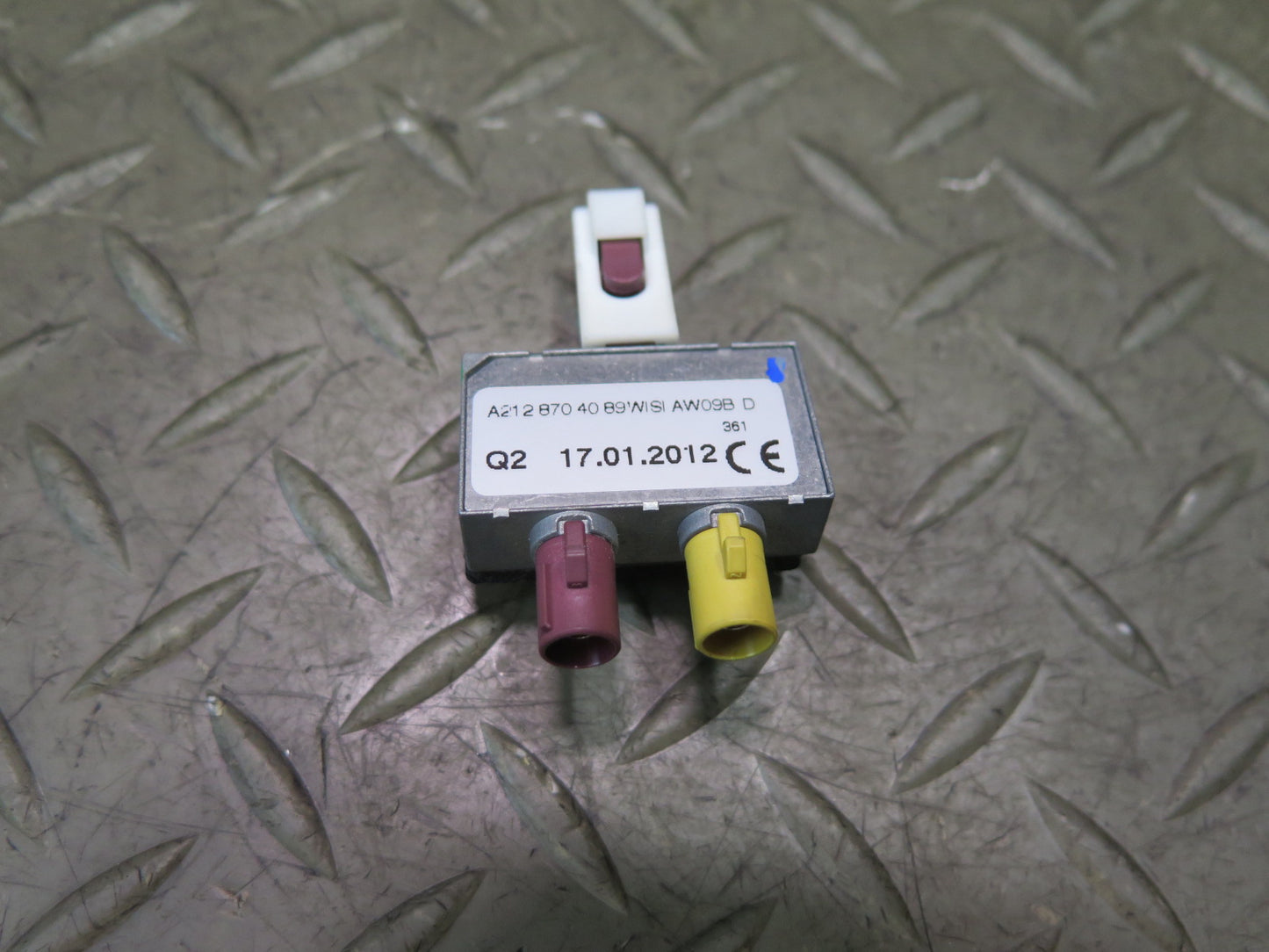 13-20 Mercedes R231 SL550 Antenna AMP Amplifier Splitter Module 2128704089 OEM
