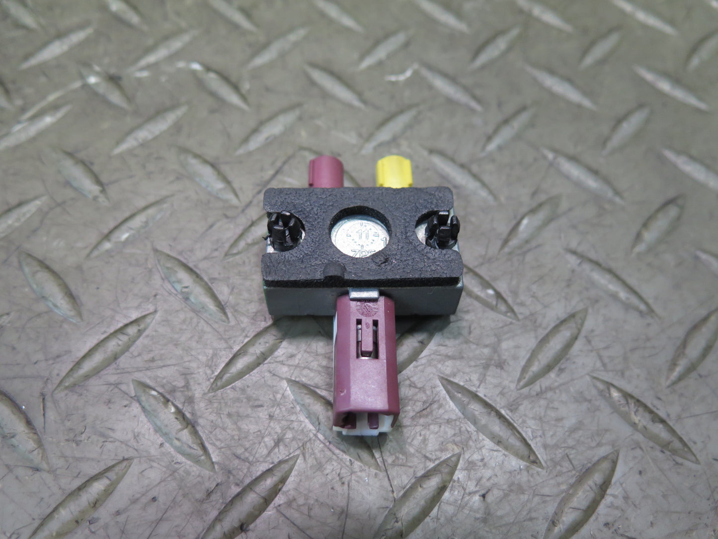 13-20 Mercedes R231 SL550 Antenna AMP Amplifier Splitter Module 2128704089 OEM