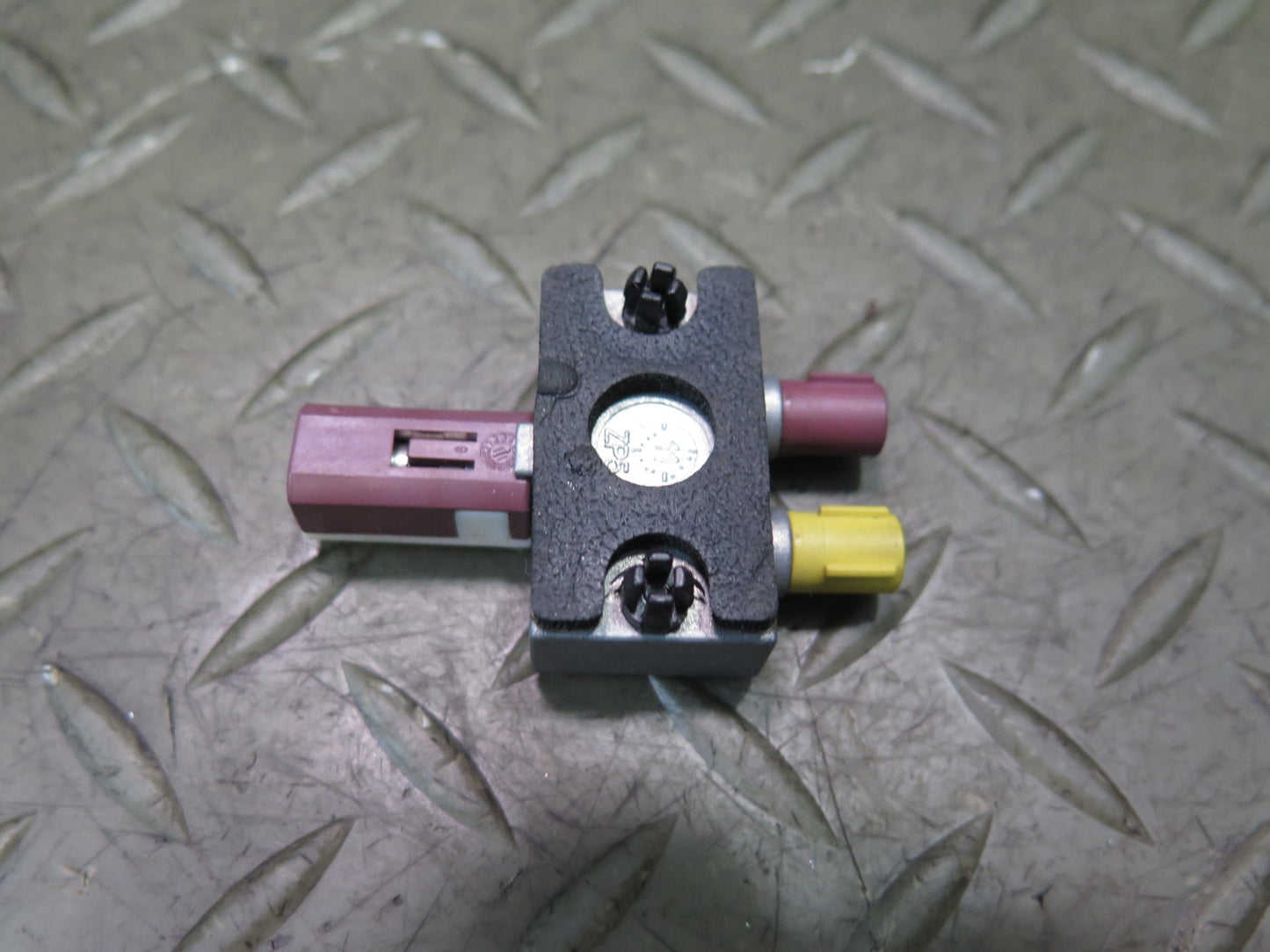 13-20 Mercedes R231 SL550 Antenna AMP Amplifier Splitter Module 2128704089 OEM