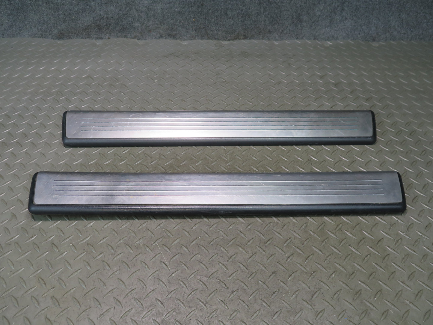 13-20 Mercedes R231 SL550 vset of 2 Door Scuff Sill Plate Trim Panel OEM