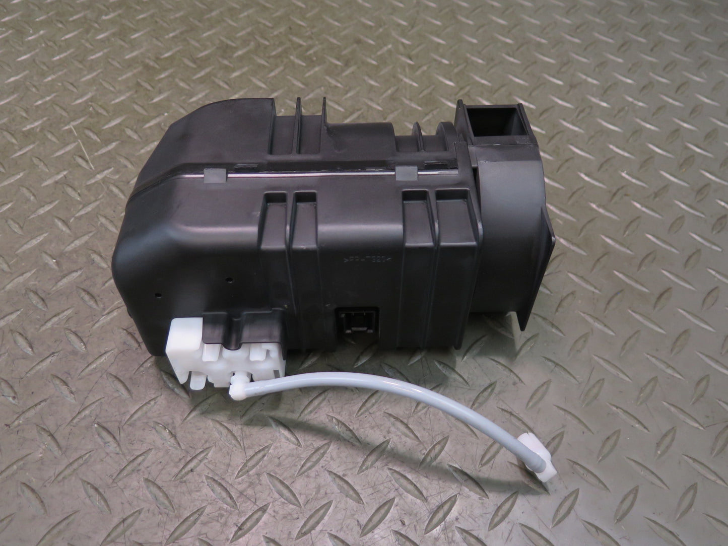 13-20 Mercedes R231 SL550 Central Door Lock Vacuum Pump 0008005648 OEM