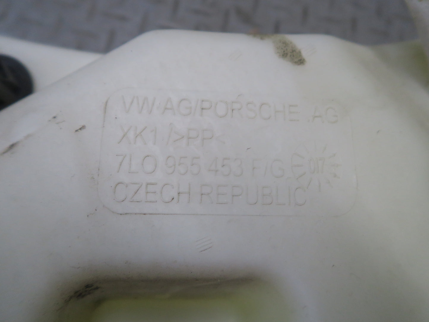2003-2010 Porsche Cayenne 957 Windshield Washer Fluid Reservoir Tank w Pump