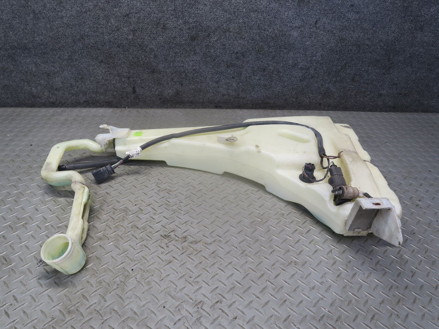 2003-2010 Porsche Cayenne 957 Windshield Washer Fluid Reservoir Tank w Pump