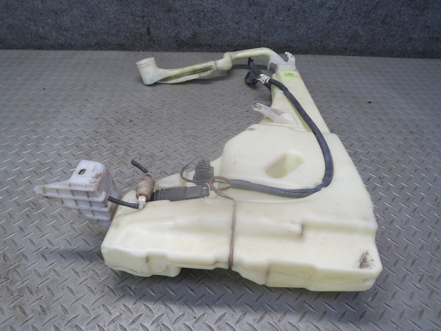 2003-2010 Porsche Cayenne 957 Windshield Washer Fluid Reservoir Tank w Pump