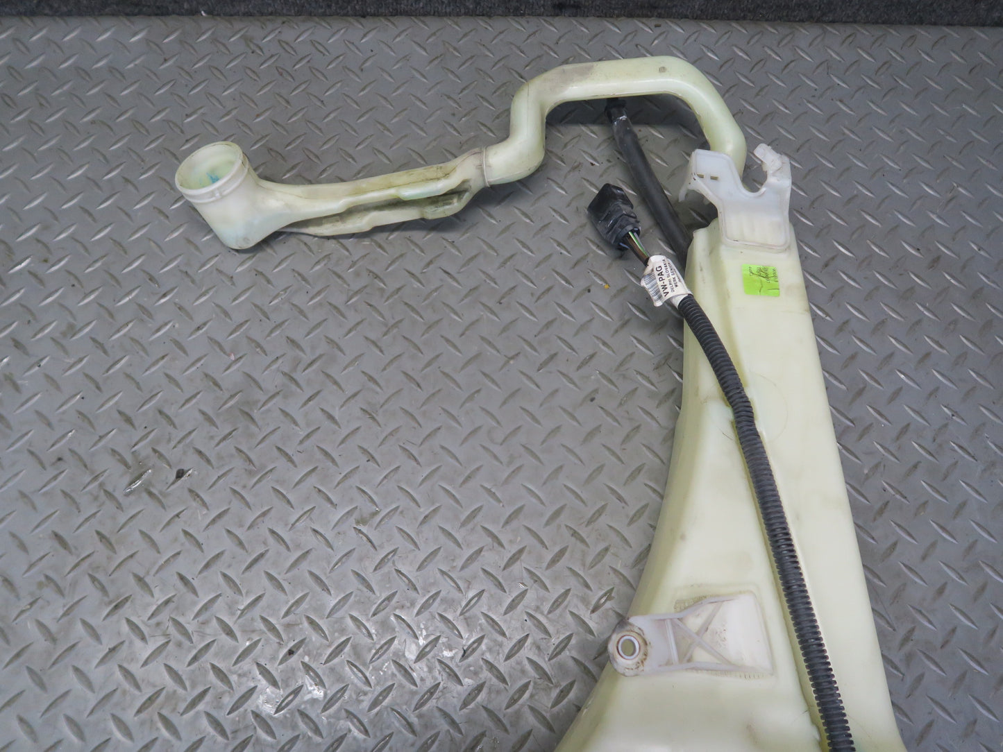 2003-2010 Porsche Cayenne 957 Windshield Washer Fluid Reservoir Tank w Pump