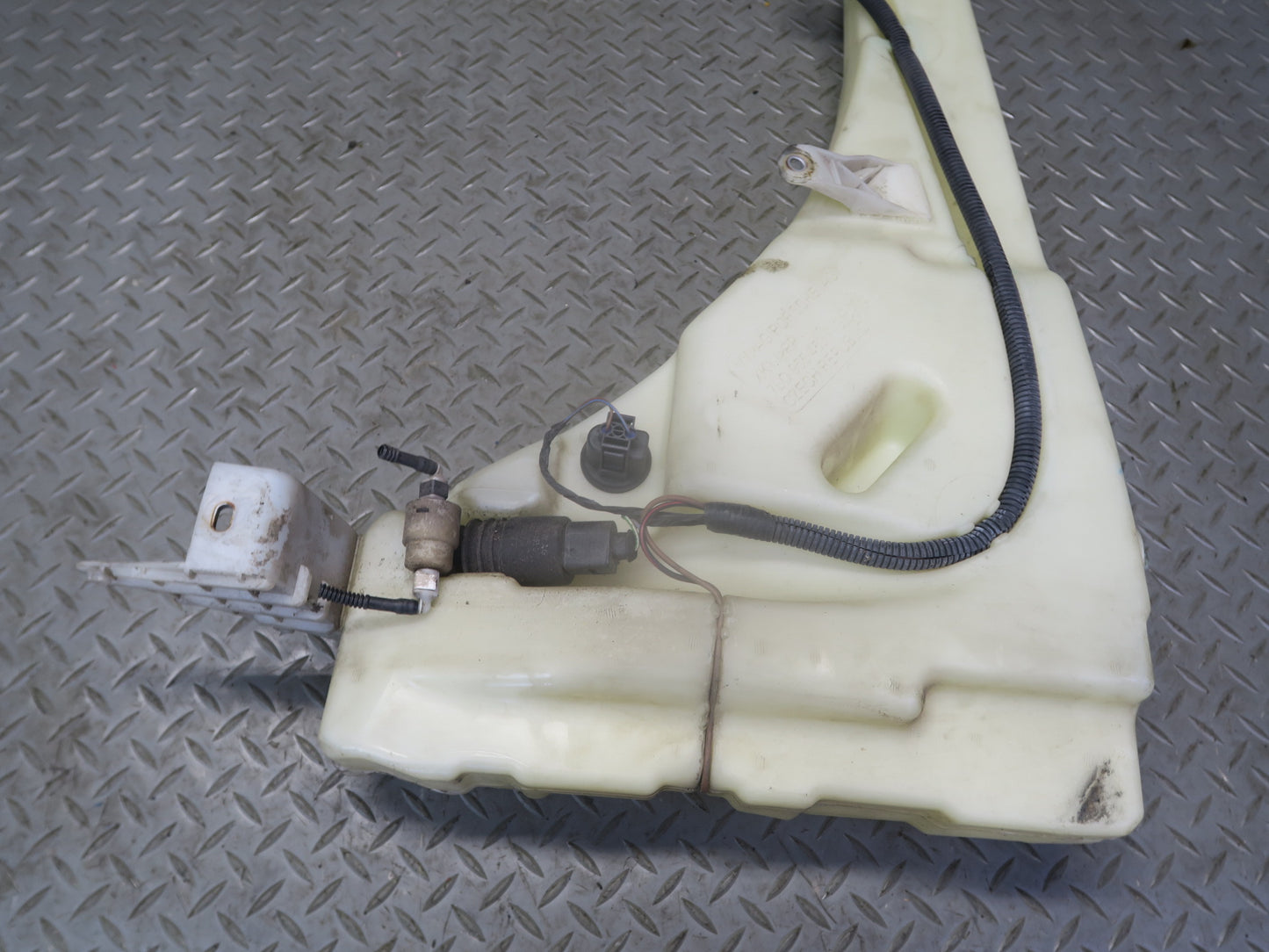 2003-2010 Porsche Cayenne 957 Windshield Washer Fluid Reservoir Tank w Pump