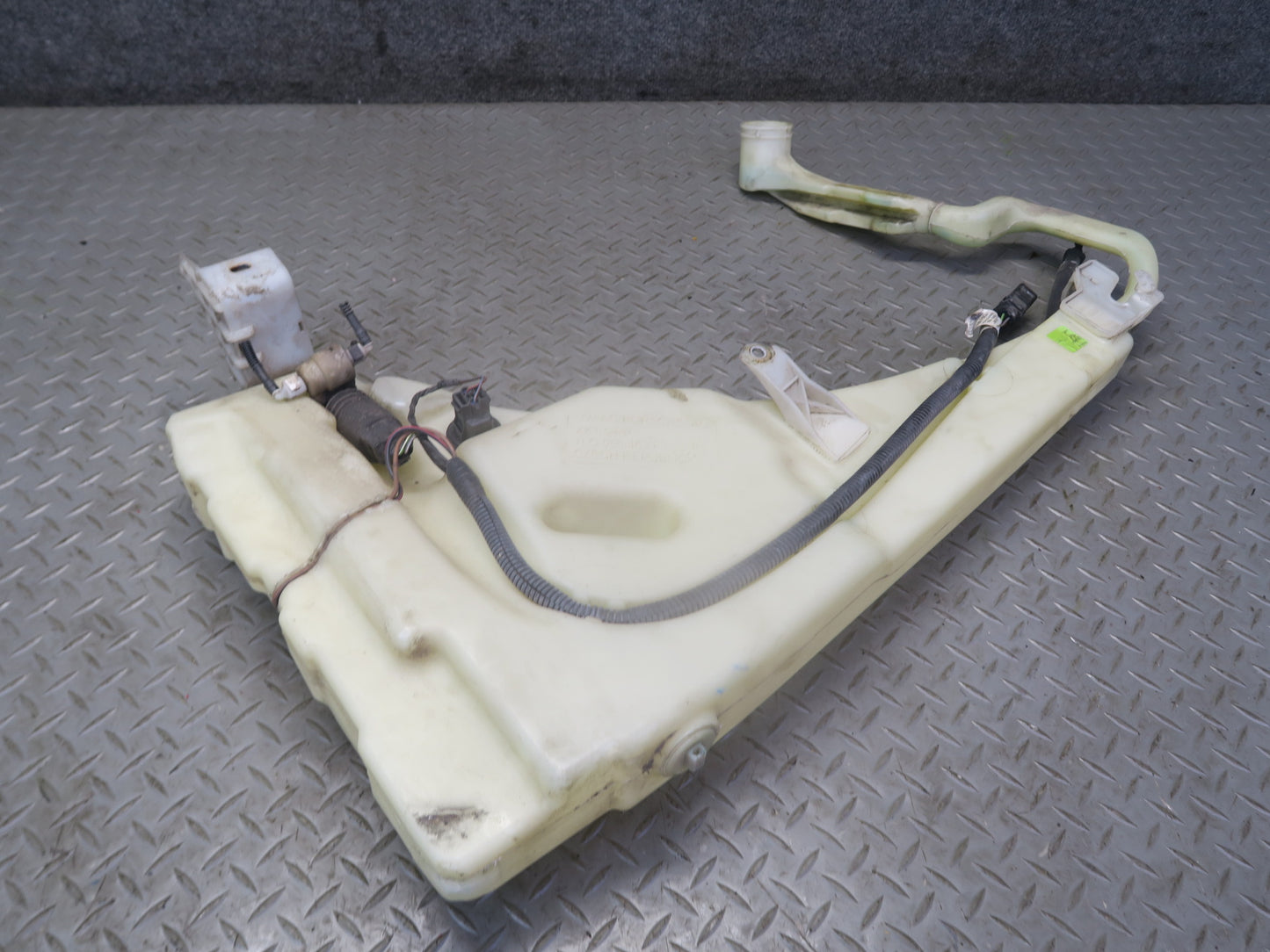 2003-2010 Porsche Cayenne 957 Windshield Washer Fluid Reservoir Tank w Pump