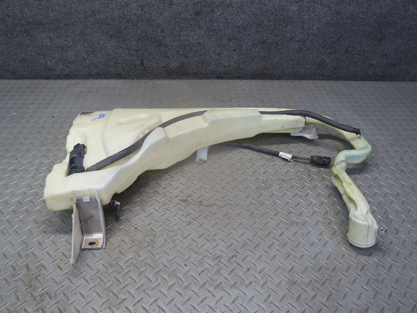 2003-2010 Porsche Cayenne 957 Windshield Washer Fluid Reservoir Tank w Pump