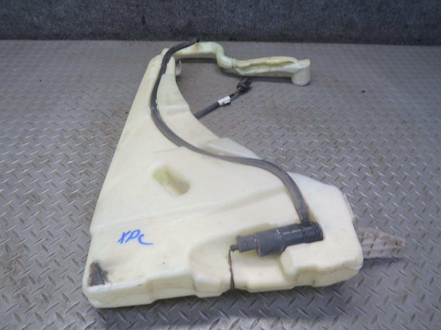 2003-2010 Porsche Cayenne 957 Windshield Washer Fluid Reservoir Tank w Pump