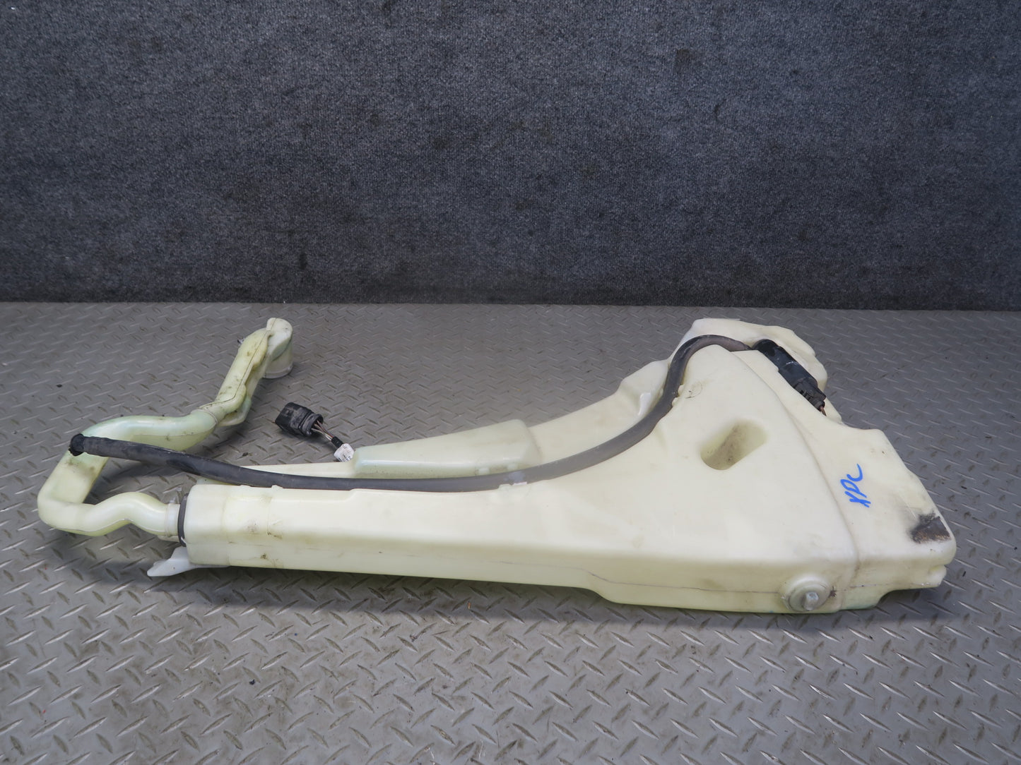 2003-2010 Porsche Cayenne 957 Windshield Washer Fluid Reservoir Tank w Pump