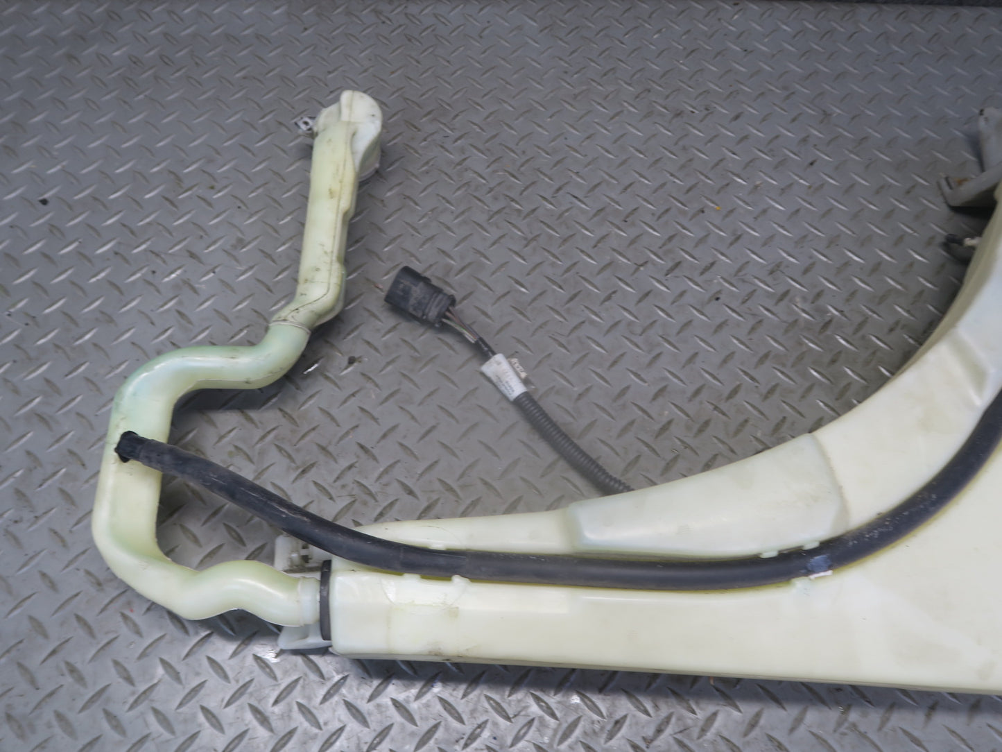 2003-2010 Porsche Cayenne 957 Windshield Washer Fluid Reservoir Tank w Pump