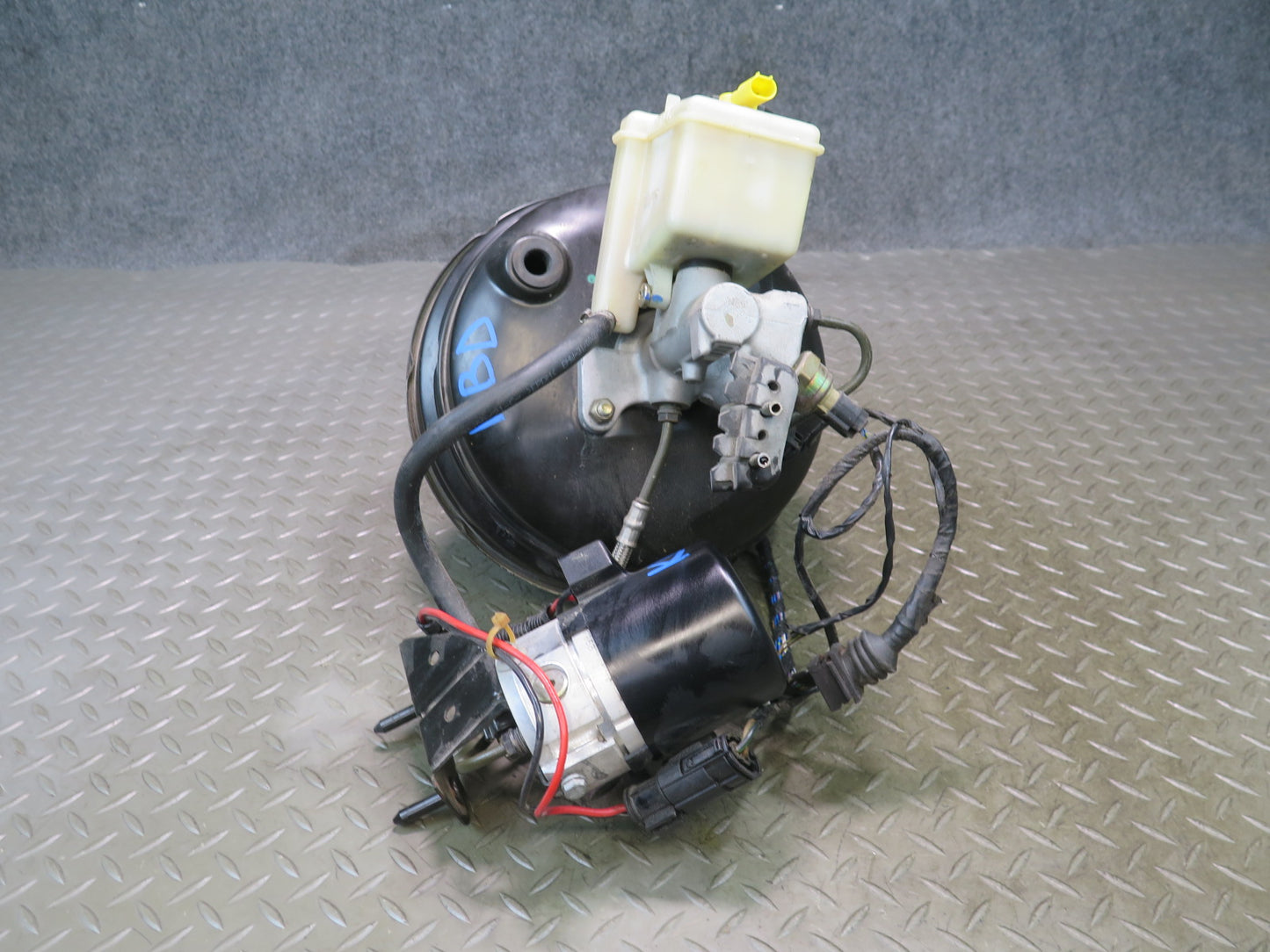 2001-2002 BMW E46 M3 Brake Master Cylinder Booster Fluid Reservoir w DSC Pump