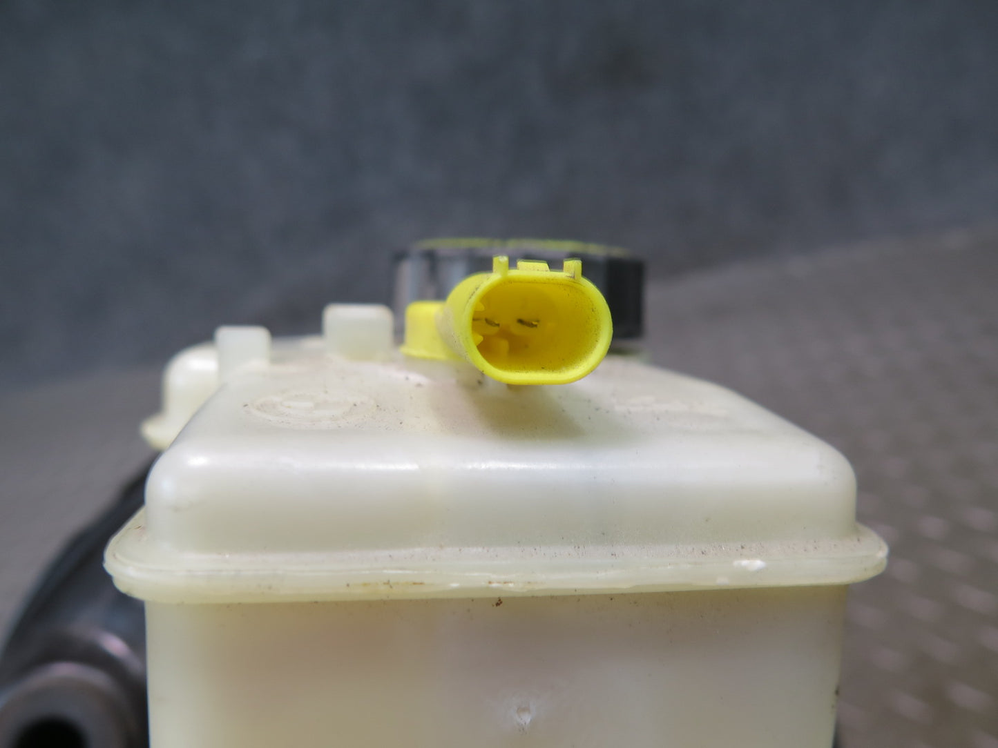 2001-2002 BMW E46 M3 Brake Master Cylinder Booster Fluid Reservoir w DSC Pump