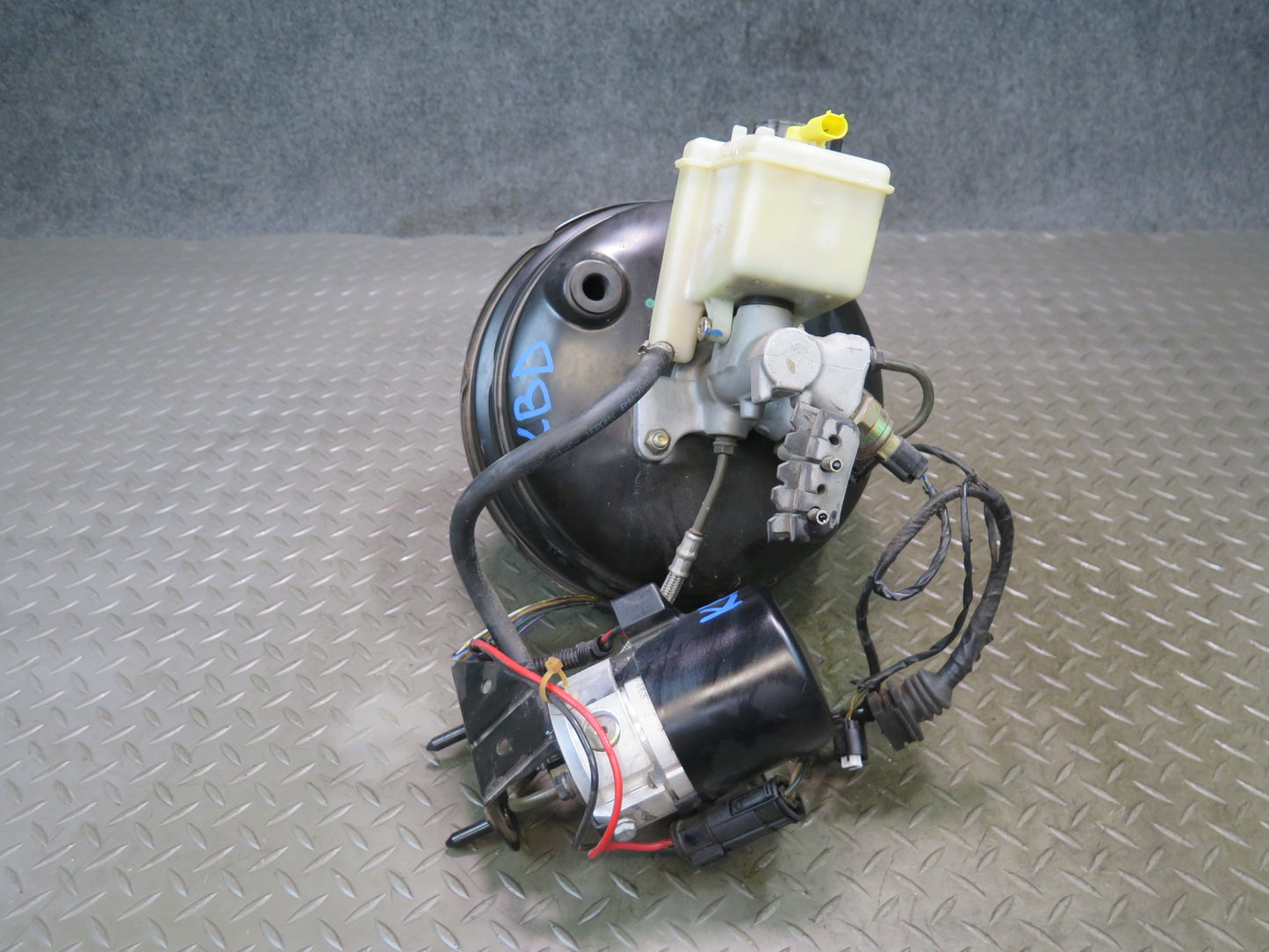 2001-2002 BMW E46 M3 Brake Master Cylinder Booster Fluid Reservoir w DSC Pump