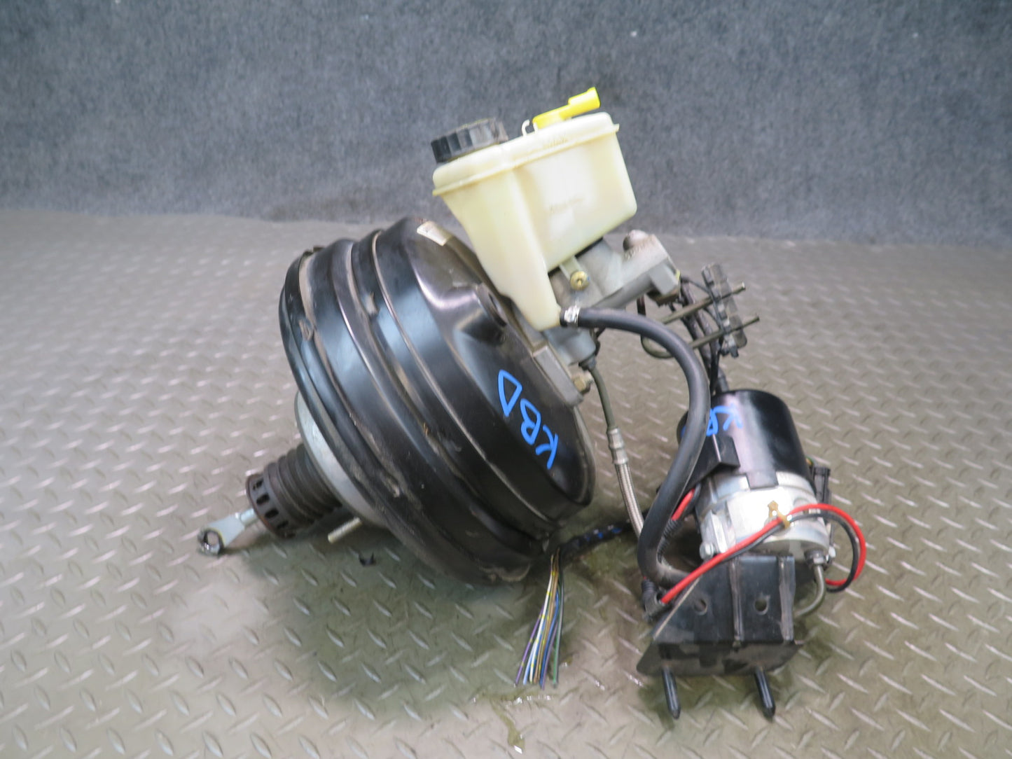 2001-2002 BMW E46 M3 Brake Master Cylinder Booster Fluid Reservoir w DSC Pump