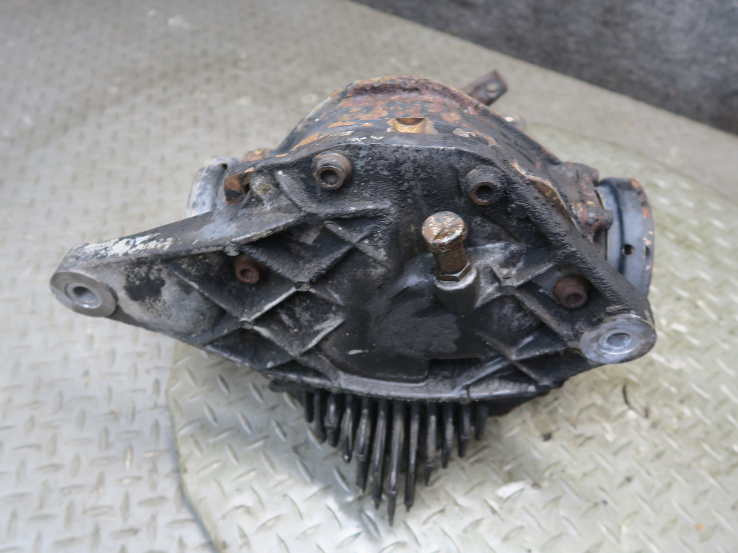 96-98 Mercedes R129 SL500 Rear Axle Differential Carrier 2.65 Ratio OEM