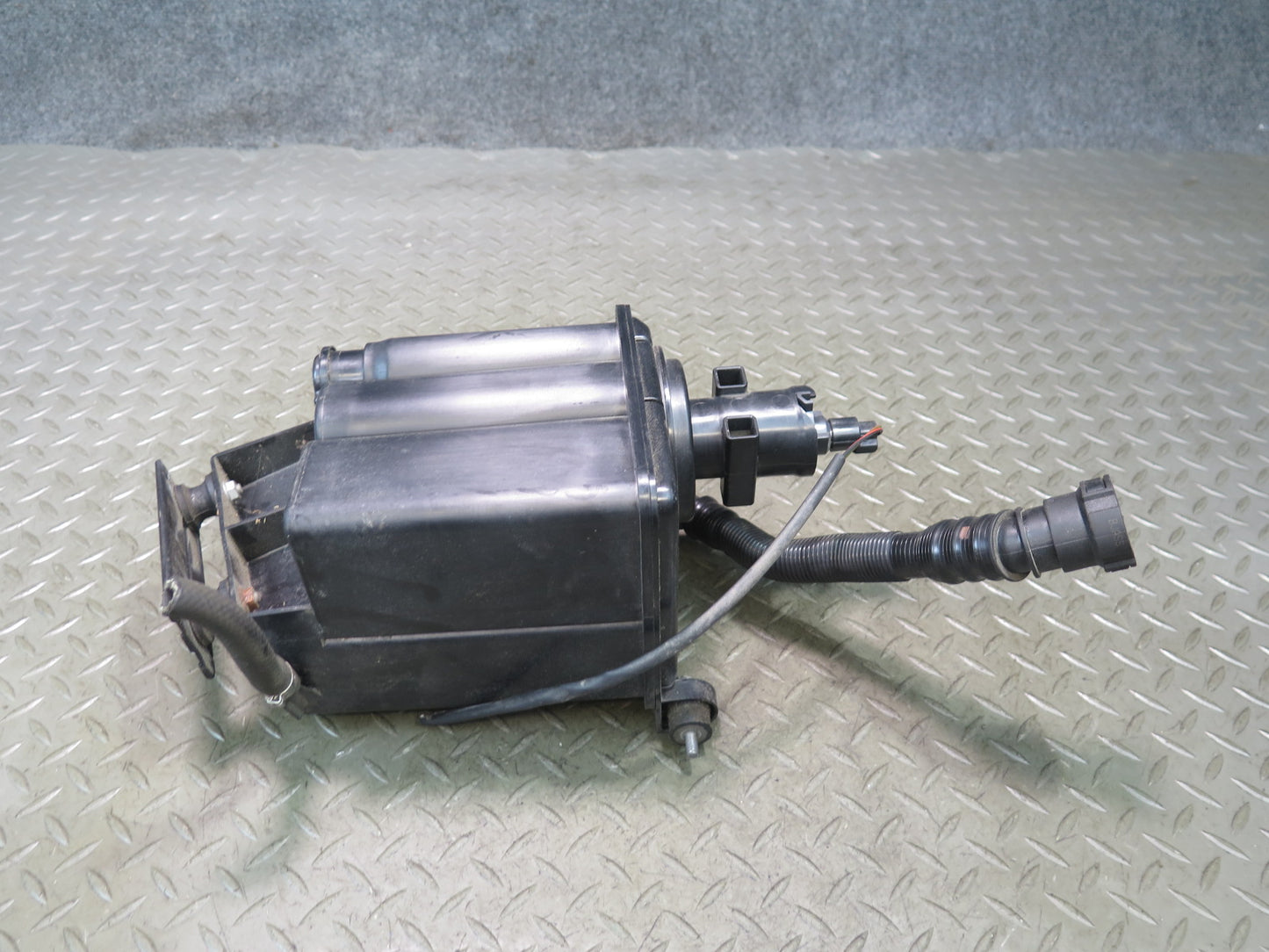 13-20 Mercedes R231 SL550 Fuel Evap Vapor Charcoal Canister OEM