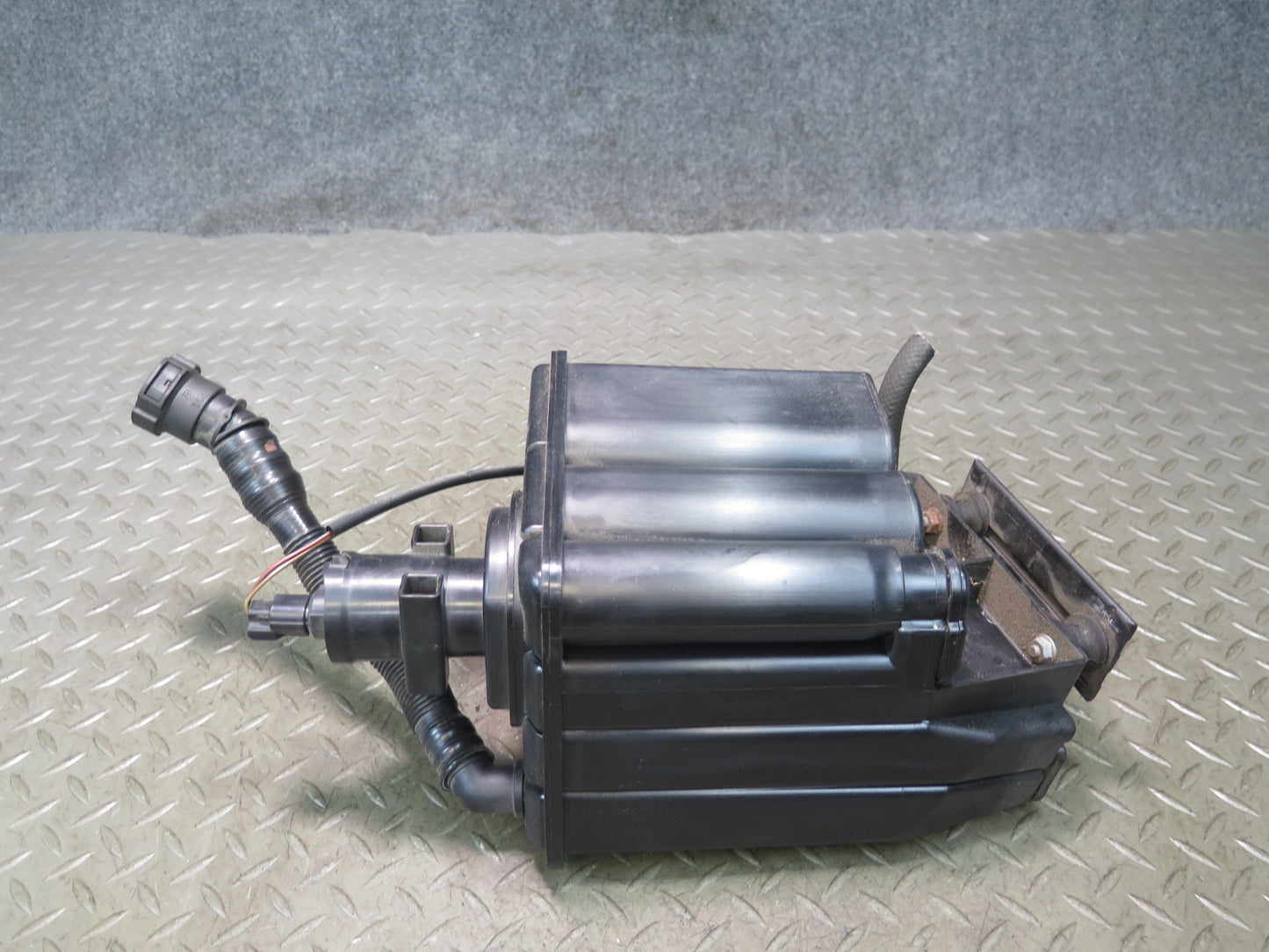 13-20 Mercedes R231 SL550 Fuel Evap Vapor Charcoal Canister OEM