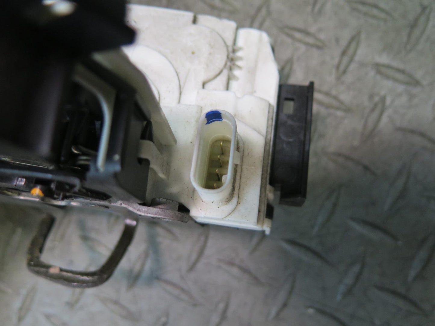 12-20 Mercedes R231 Sl-class Front Right Door Lock Latch Actuator 2317600640 OEM