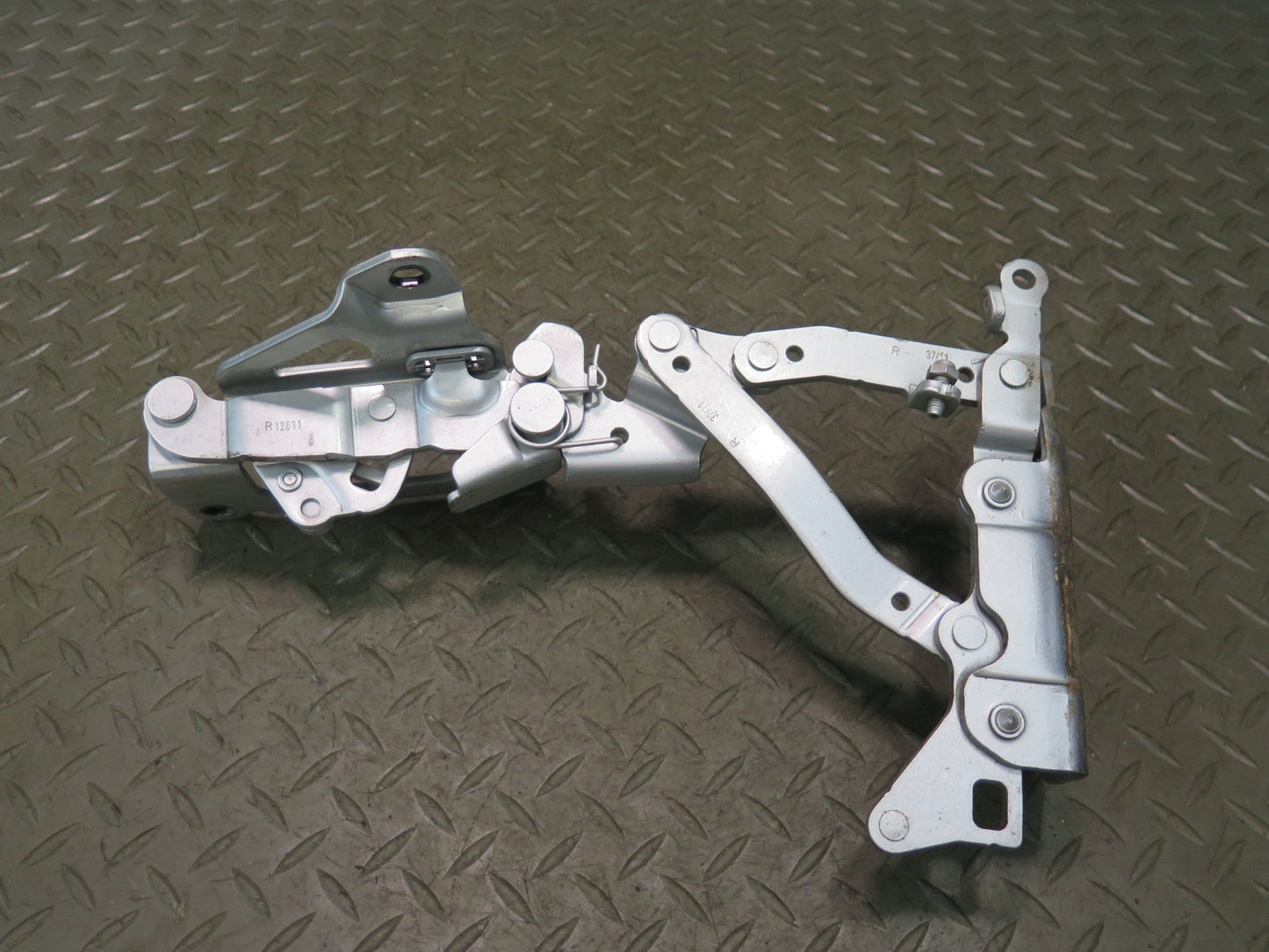 13-20 Mercedes R231 SL550 Set of 2 Front Left & Right Hood Hinge OEM