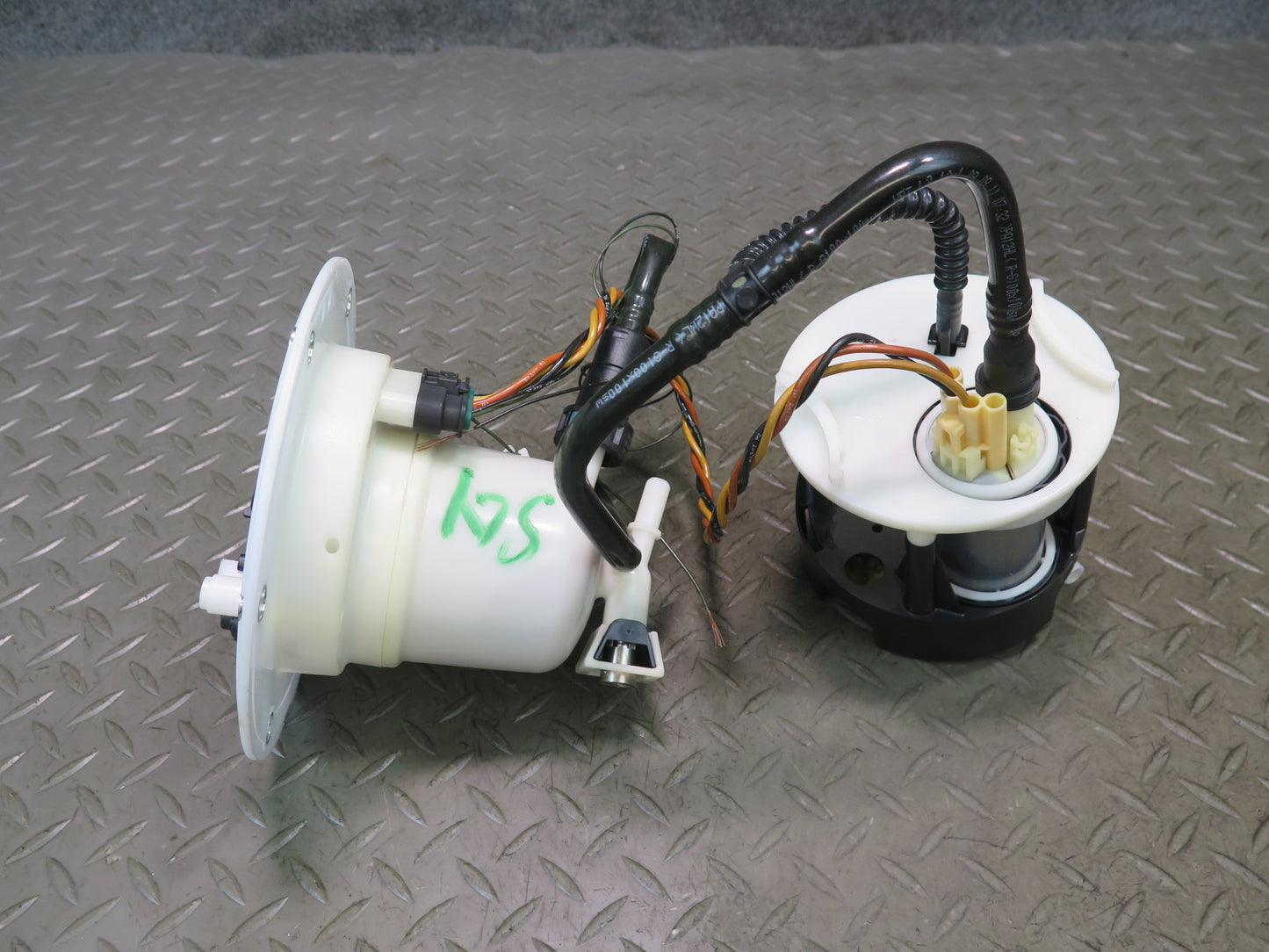13-20 Mercedes R231 SL550 Fuel Pump Level Sensor Sending Unit OEM