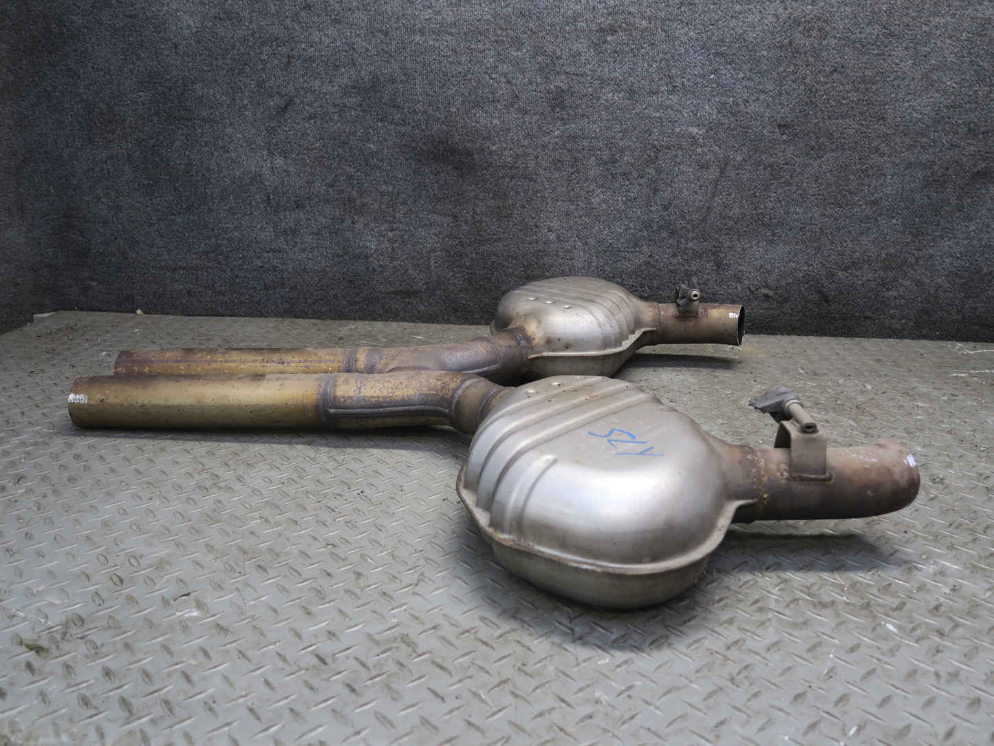 13-20 Mercedes R231 SL550 Front Center Exhaust Resonator Silencer Pipe Set OEM