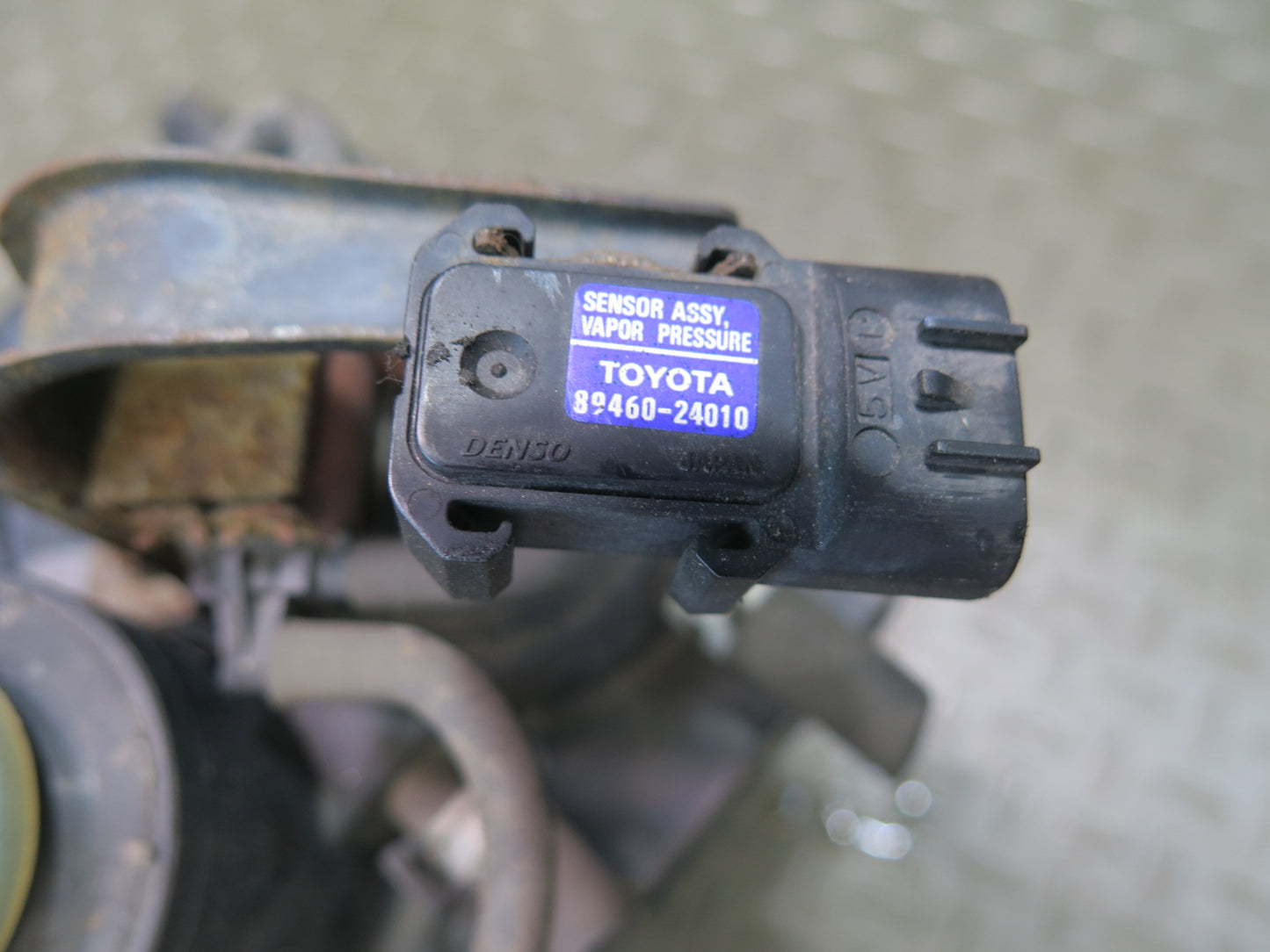 98-00 Lexus UZZ30L SC400 SC300 Fuel Vapor Charcoal Canister w Sensor OEM