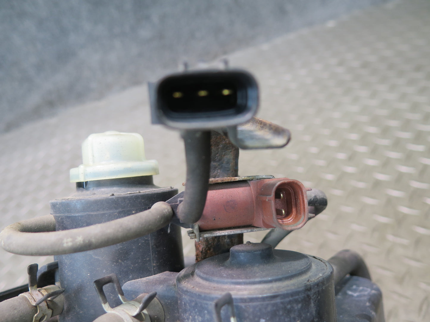 98-00 Lexus UZZ30L SC400 SC300 Fuel Vapor Charcoal Canister w Sensor OEM