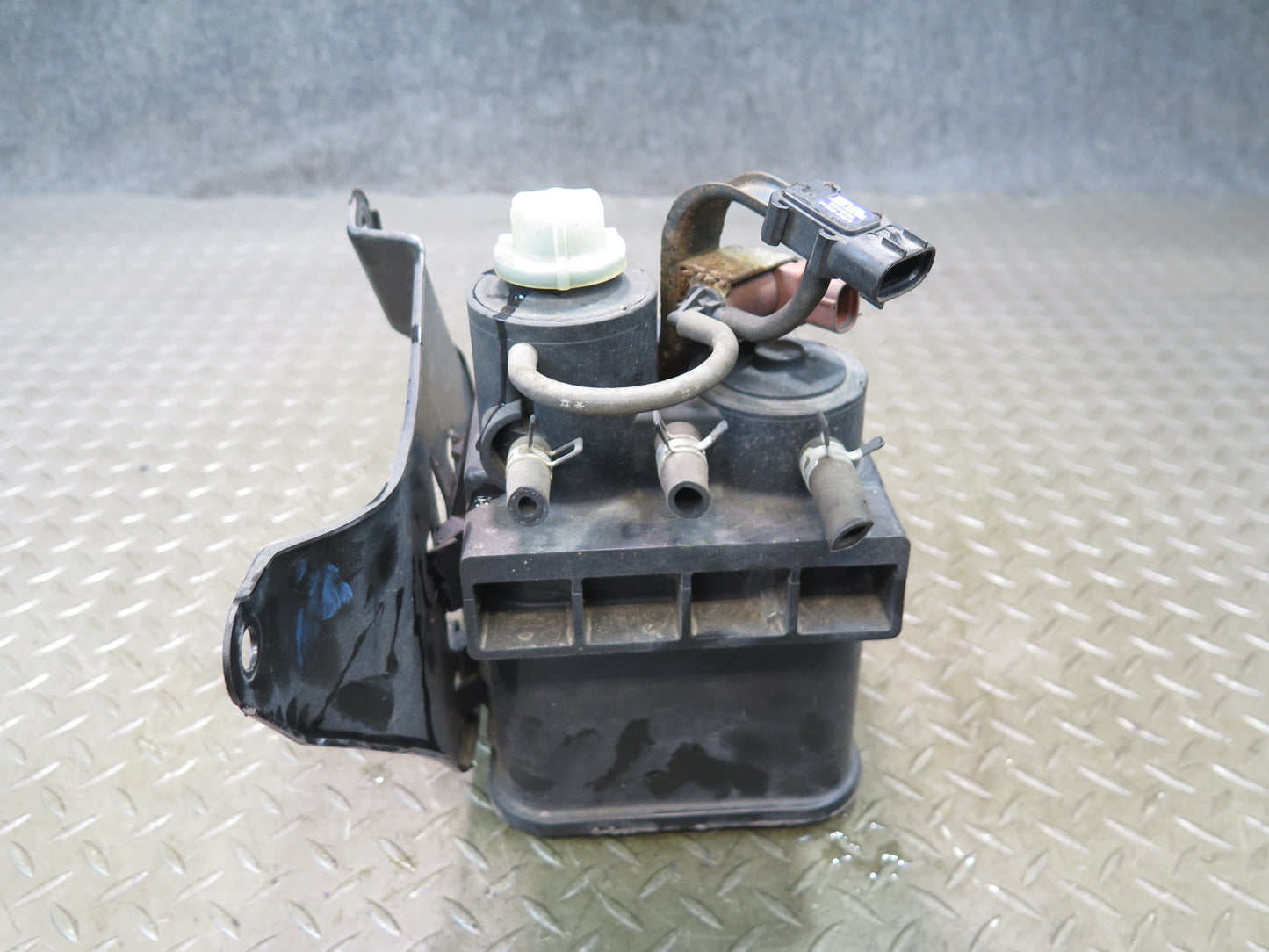 98-00 Lexus UZZ30L SC400 SC300 Fuel Vapor Charcoal Canister w Sensor OEM