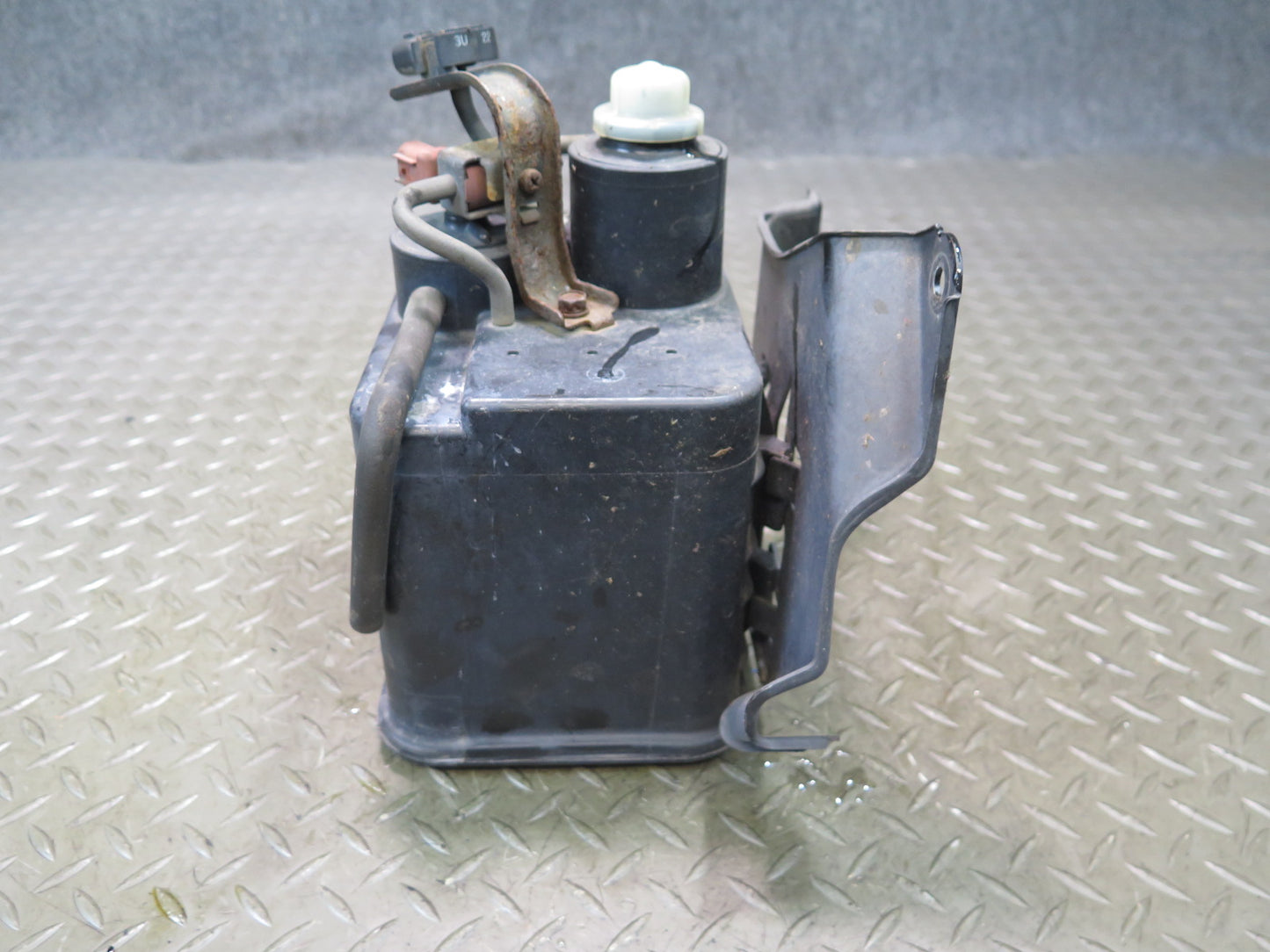 98-00 Lexus UZZ30L SC400 SC300 Fuel Vapor Charcoal Canister w Sensor OEM