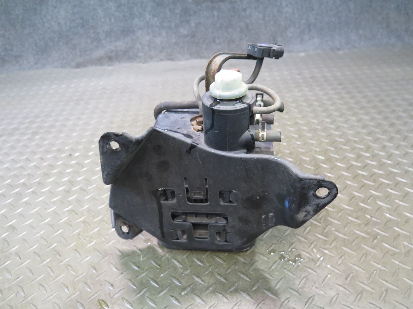 98-00 Lexus UZZ30L SC400 SC300 Fuel Vapor Charcoal Canister w Sensor OEM