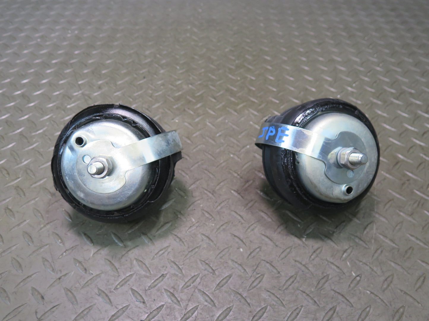 1985-1986 Porsche 928 S 5.0L V8 Left & Right Side Engine Motor Mount Set of 2