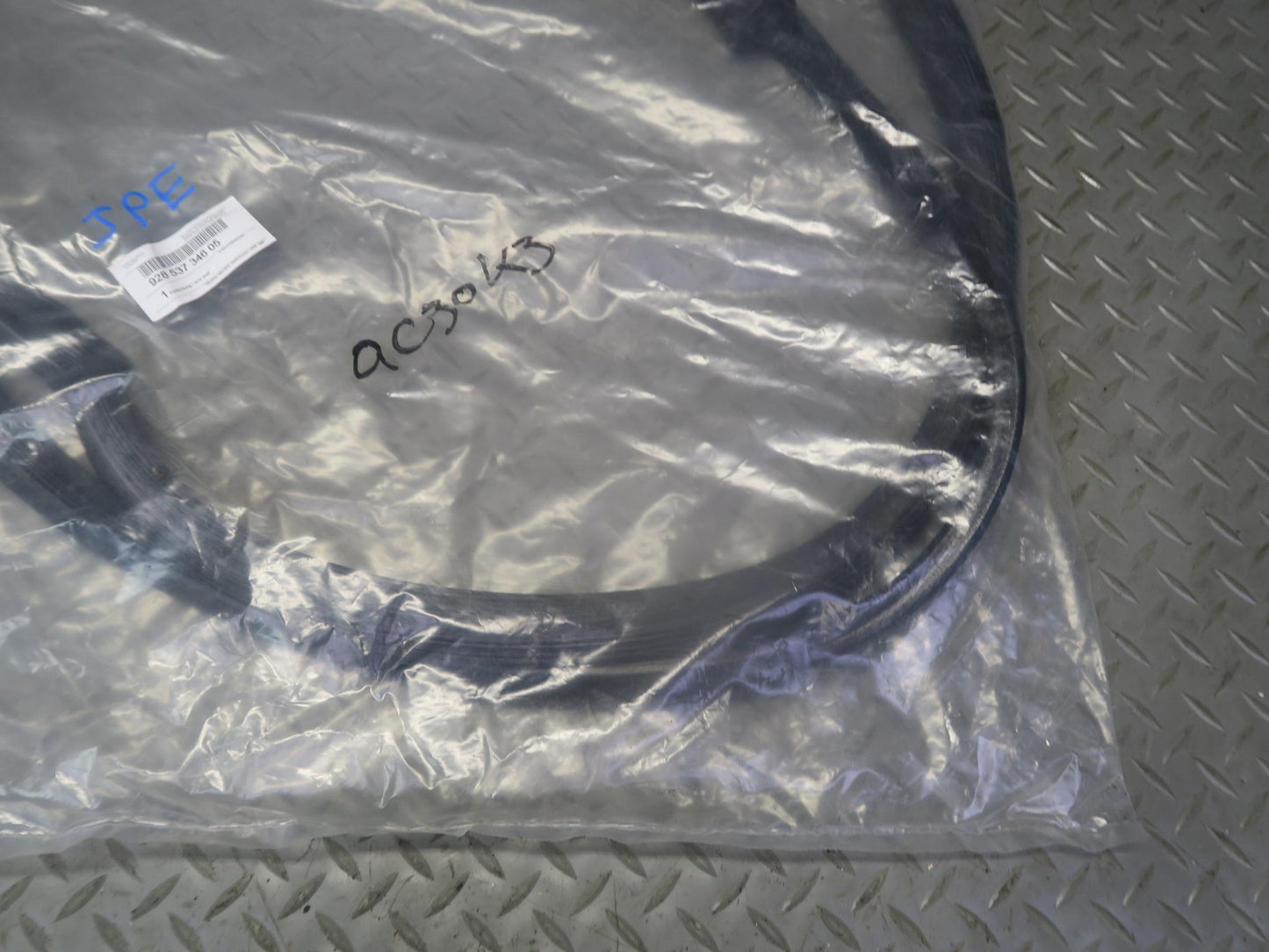 1984-1991 Porsche 928 S Right Passenger Side Door Weatherstrip Seal